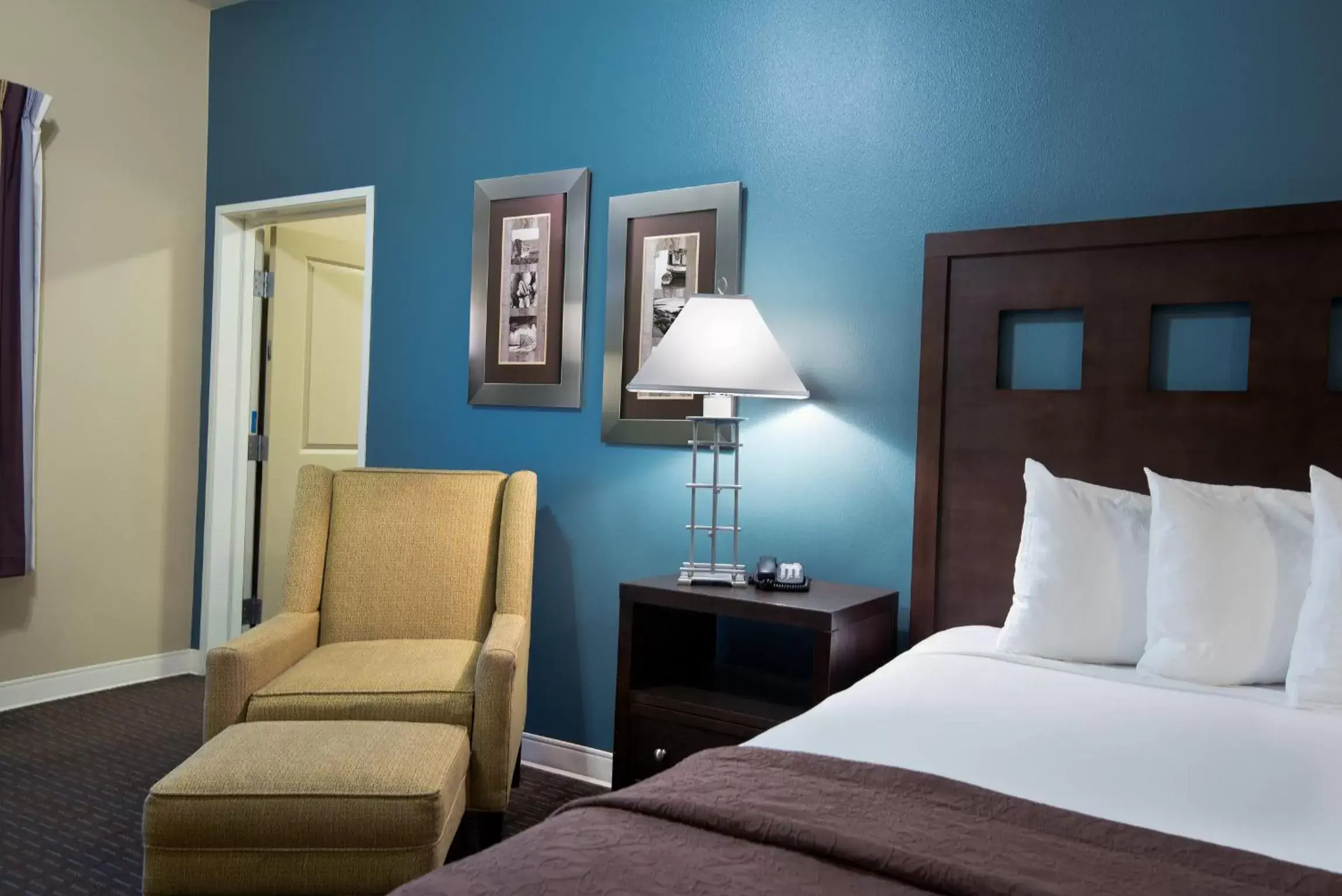 Bedroom, Bed in Oxford Suites Silverdale Bedroom, Bed in Oxford Suites Silverdale