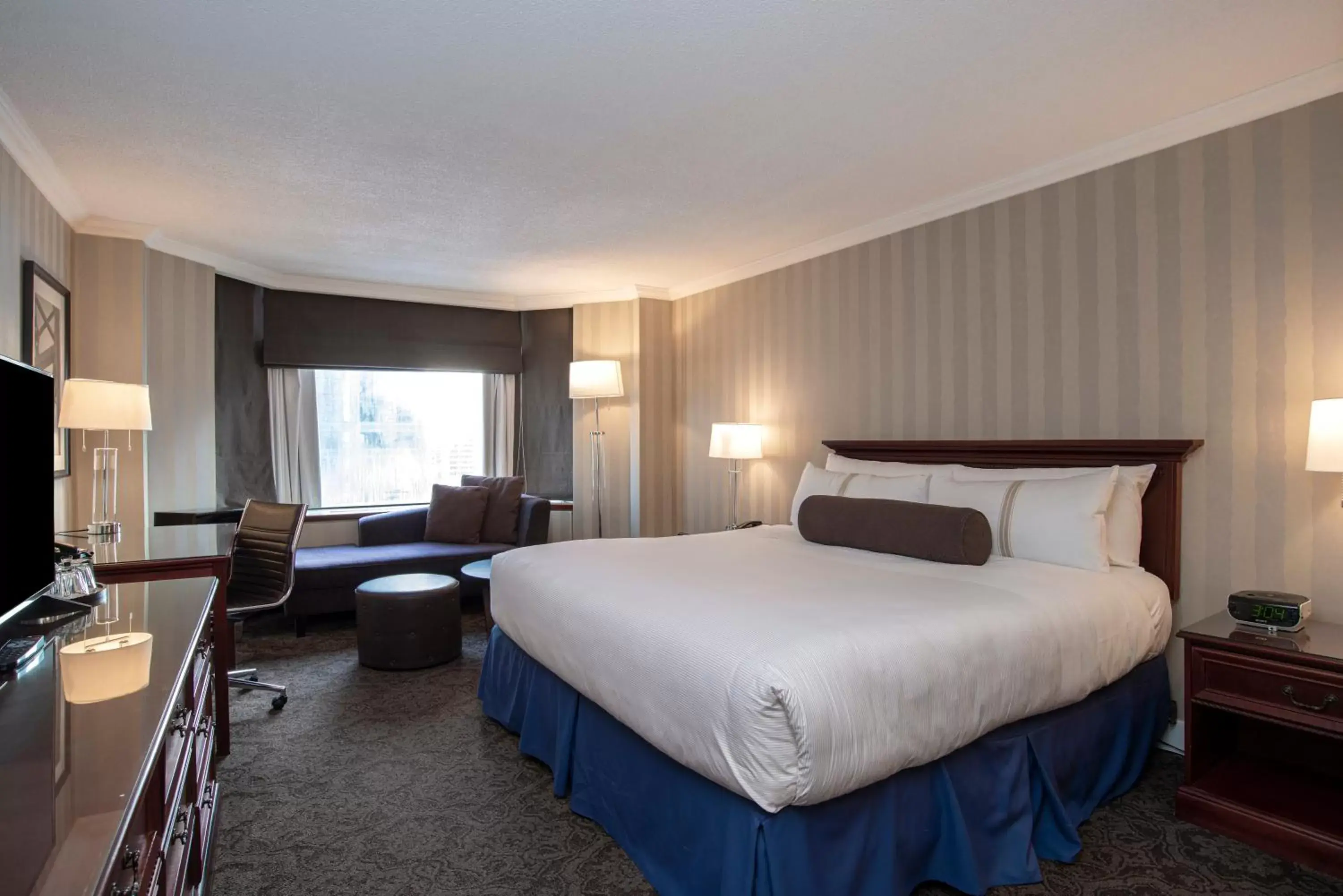 Photo of the whole room, Bed in Sandman Signature Edmonton Downtown Hotel