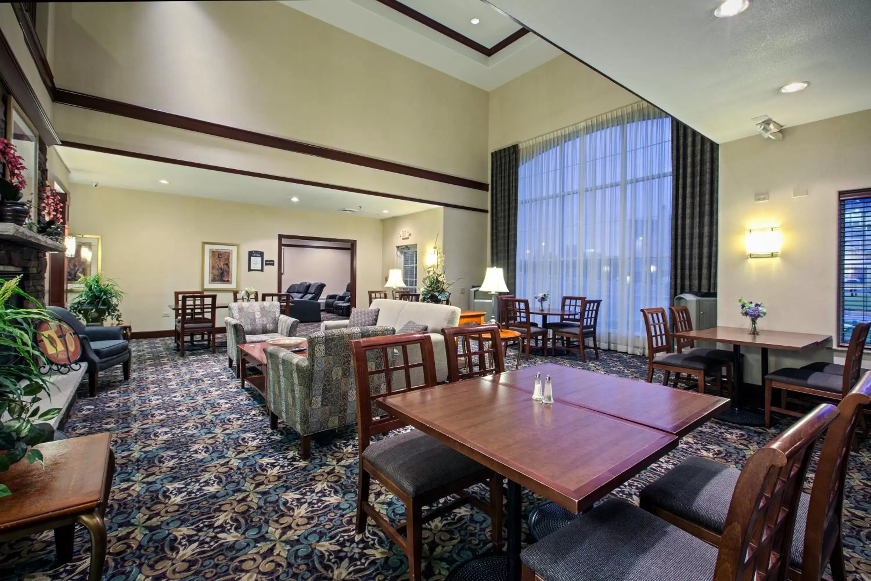 Breakfast, Restaurant/Places to Eat in Staybridge Suites Rockford, an IHG Hotel