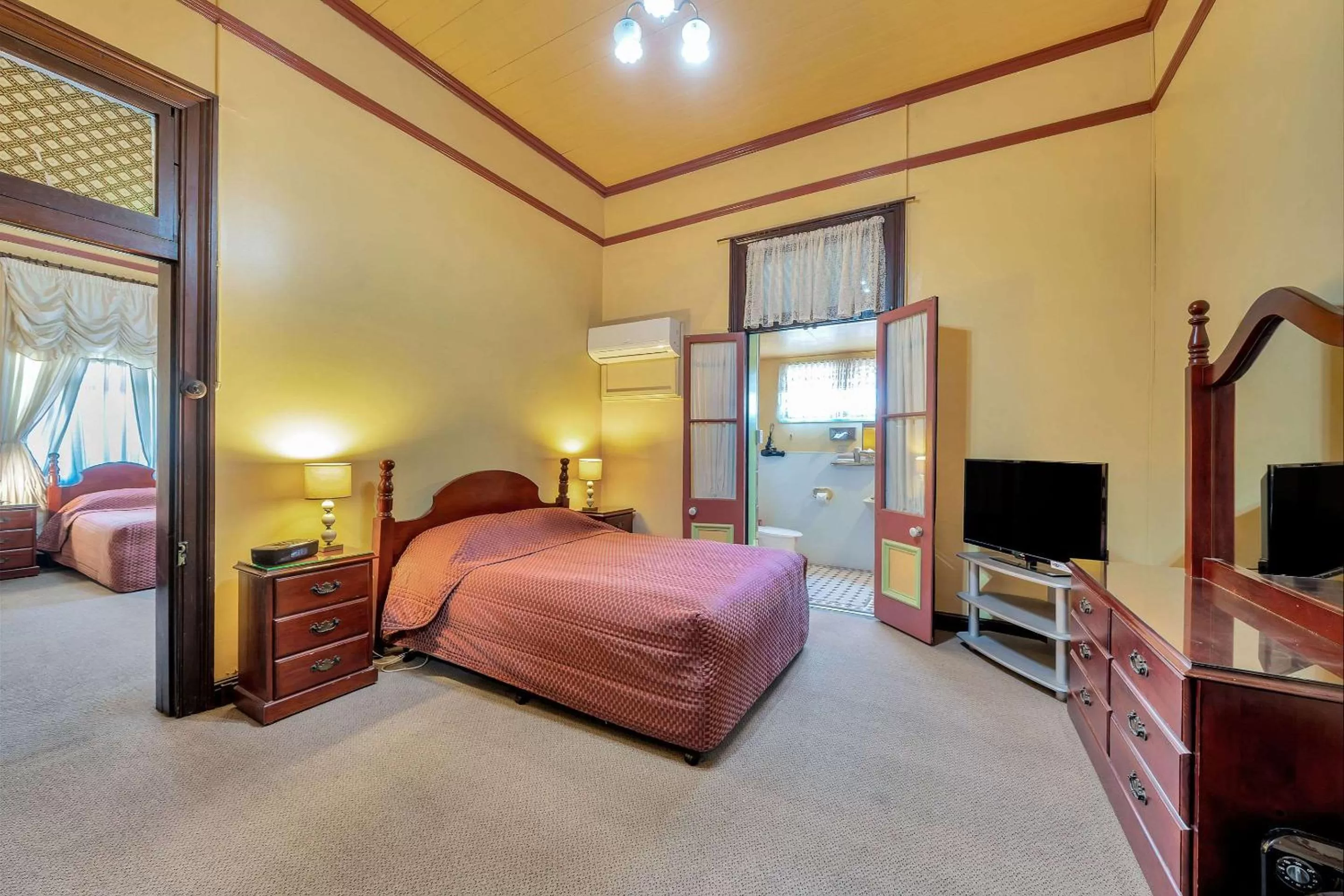 Bedroom, Bed in Warwick Settlers Inn