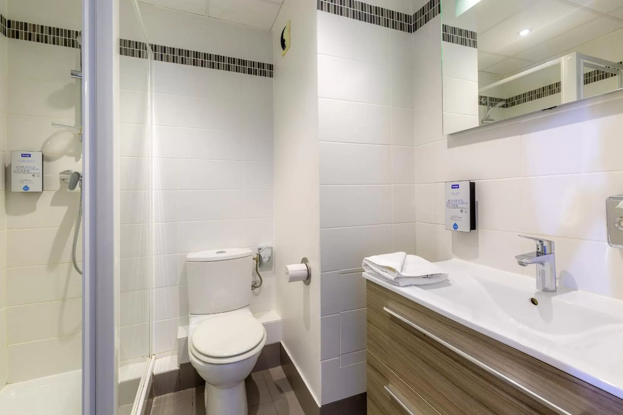 Bathroom in Kyriad Avignon - Palais des Papes