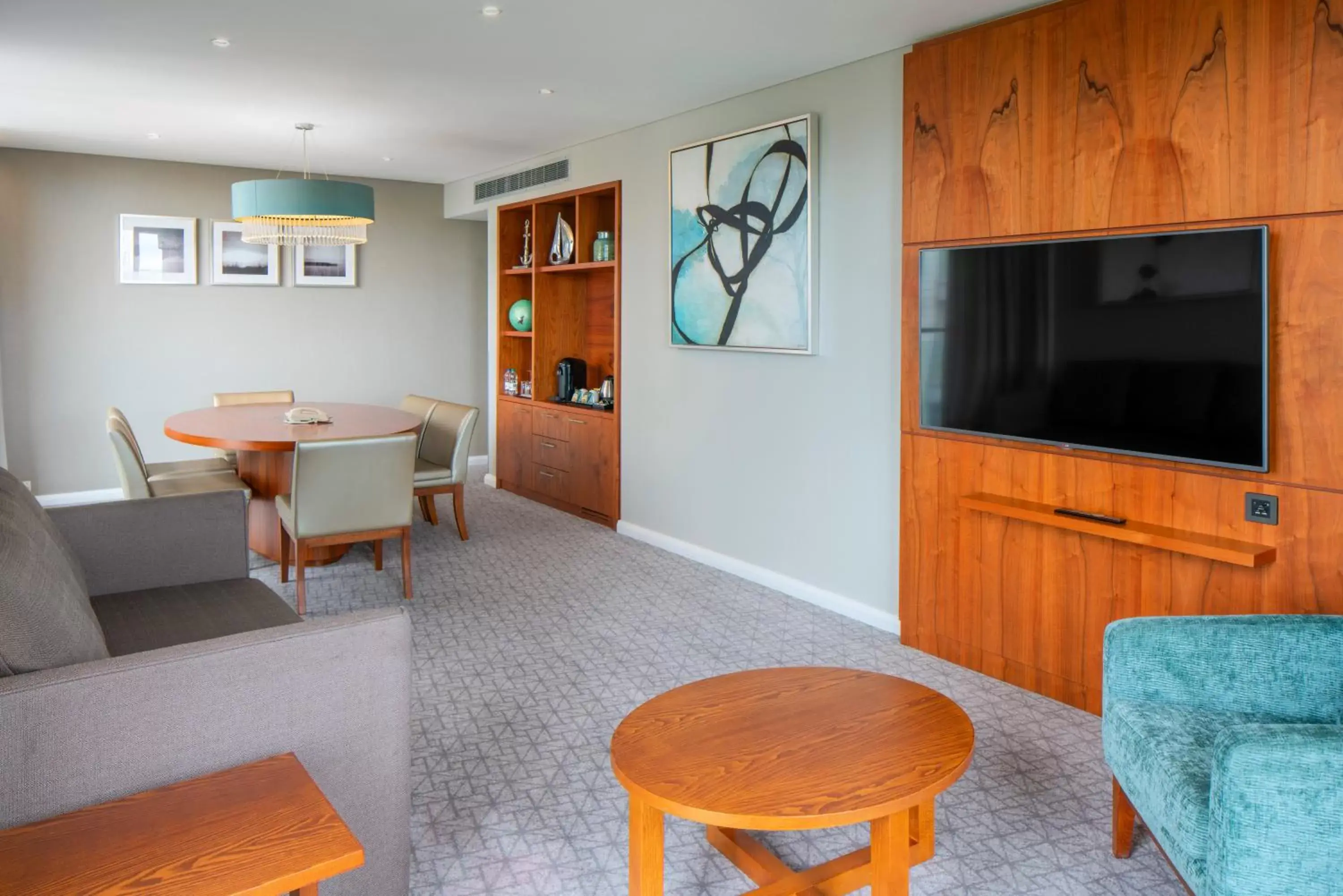 Living room, TV/Entertainment Center in Crowne Plaza London - Docklands, an IHG Hotel