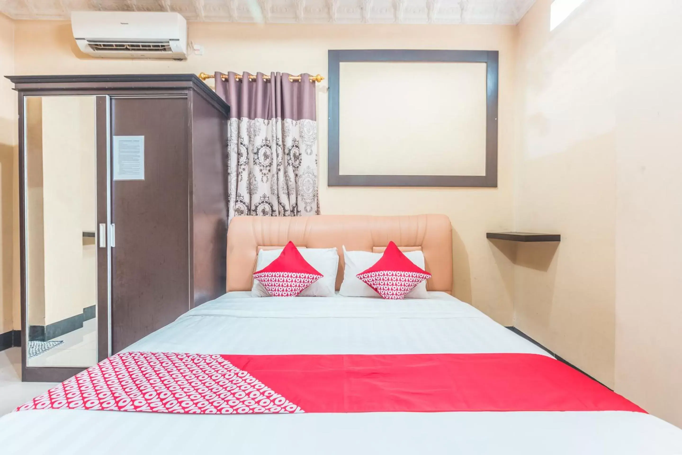 Bedroom, Bed in SUPER OYO 1640 Fallinda Hotel