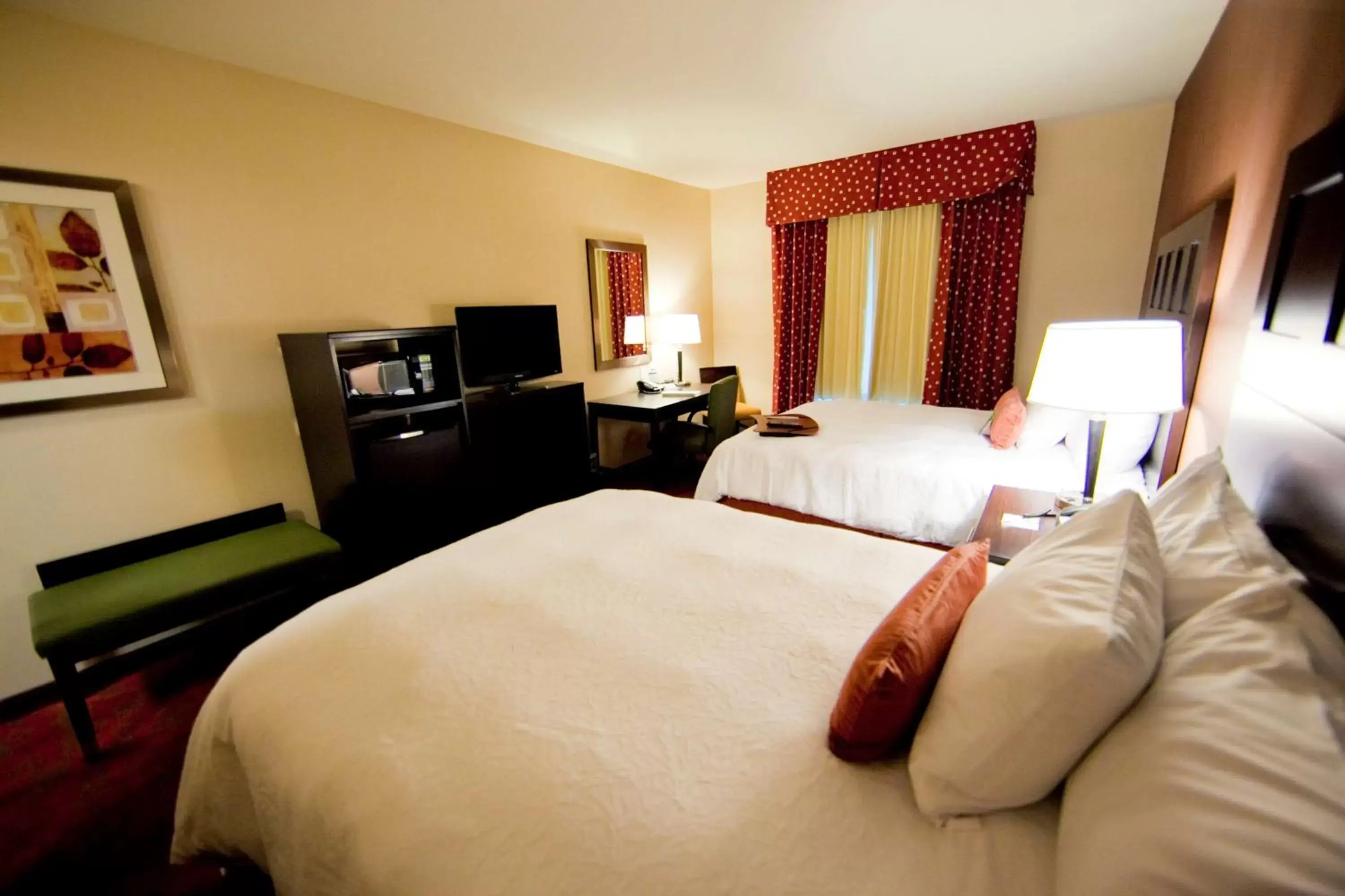 Bed in Hampton Inn & Suites by Hilton Seattle/Kent