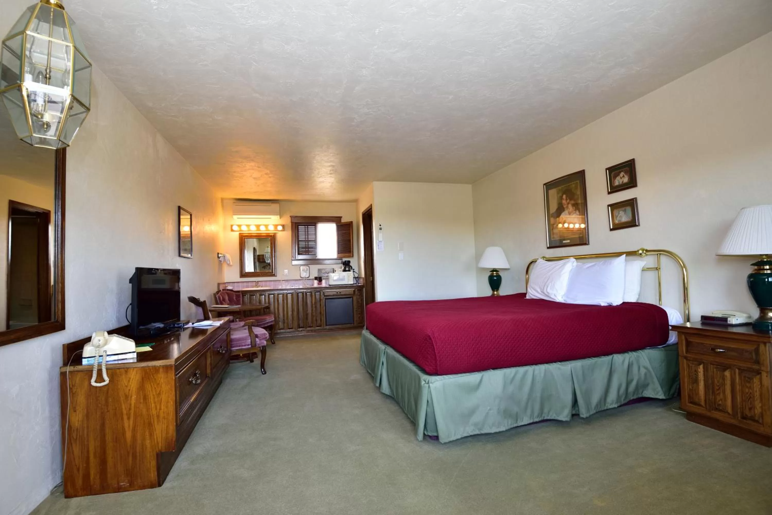 Photo of the whole room, Bed in Sequim West Inn