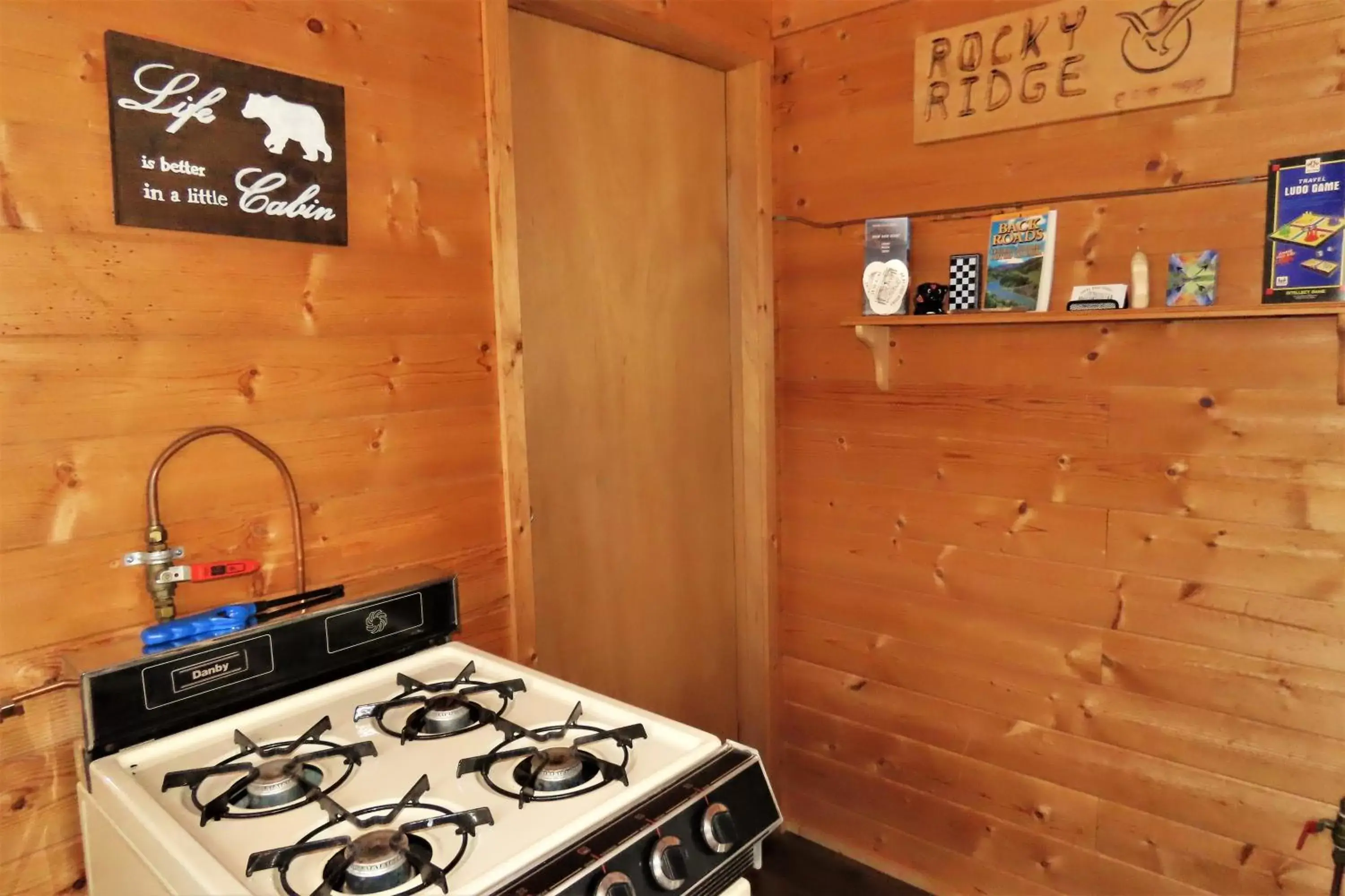 Kitchen or kitchenette, Kitchen/Kitchenette in Rocky Ridge Resort-BC