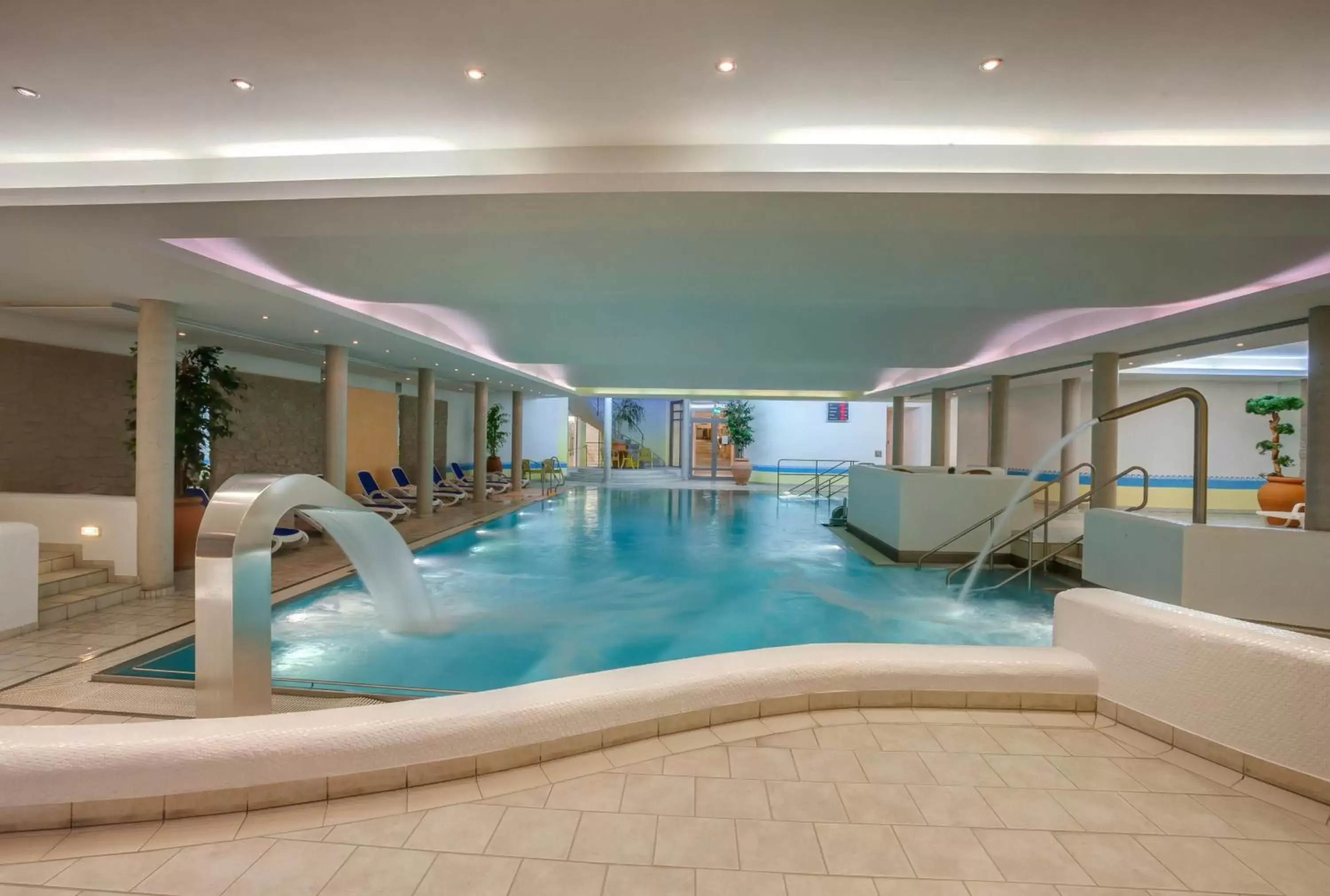 Swimming Pool in Berghotel Hammersbach