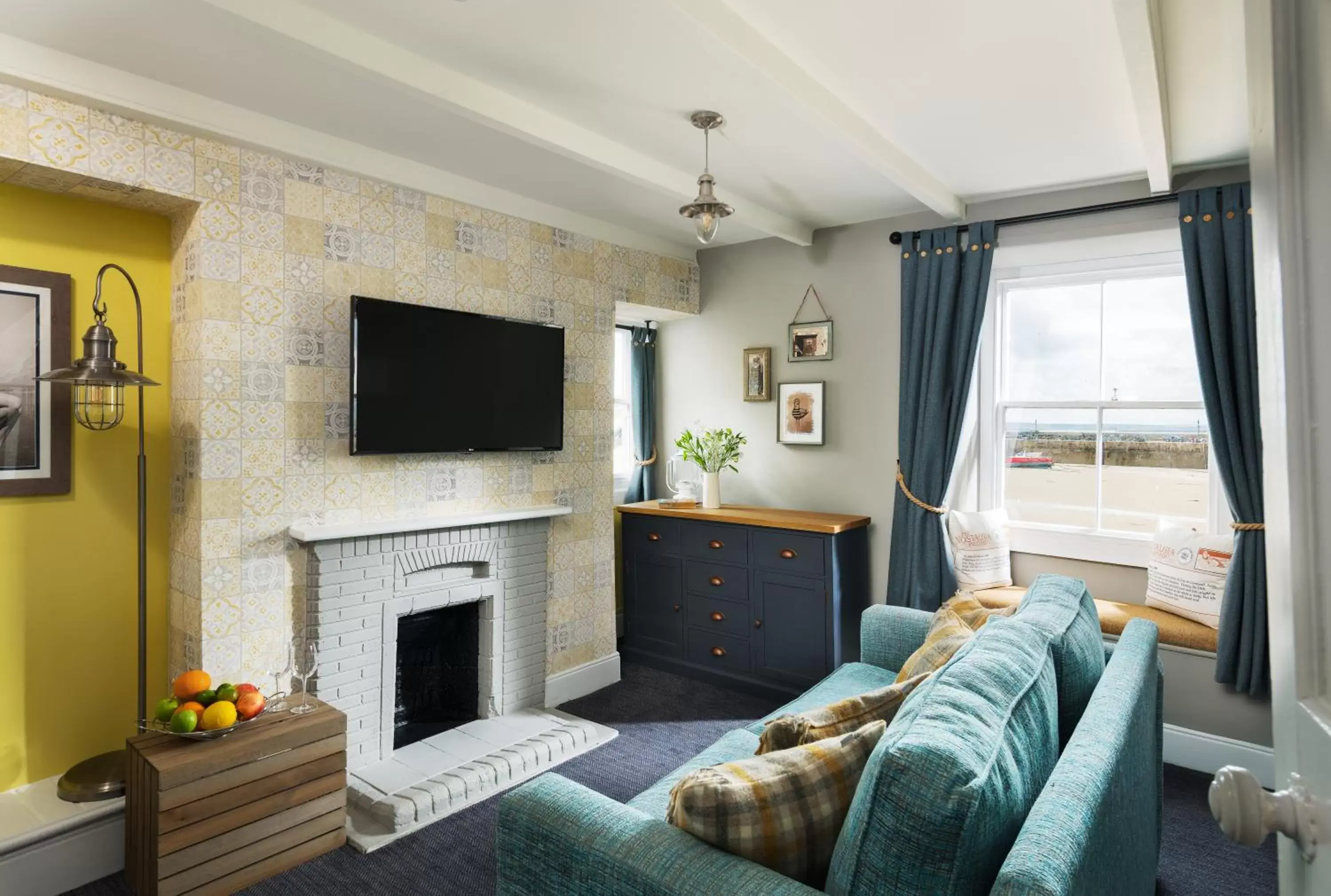 Bed, Seating Area in Lifeboat Inn