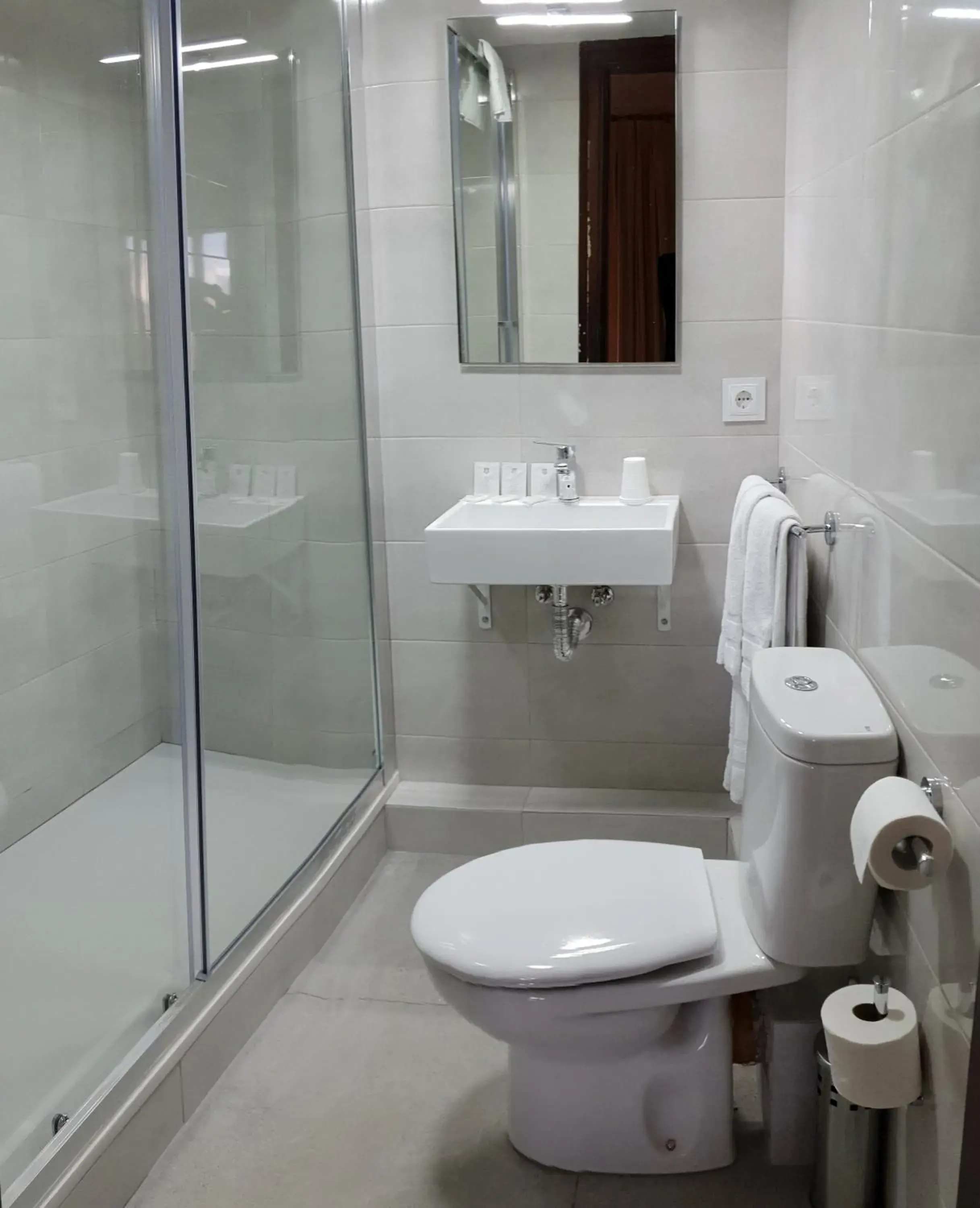 Shower, Bathroom in Hotel Toledano Ramblas