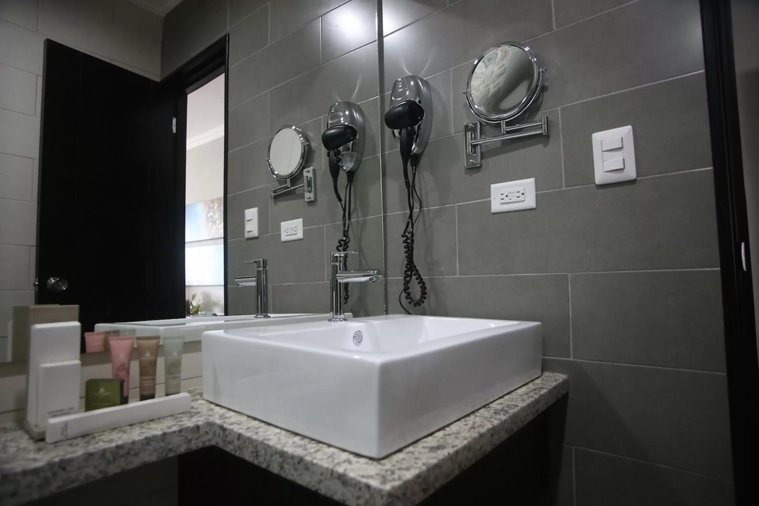 Bathroom in Aranjuez Hotel & Suites