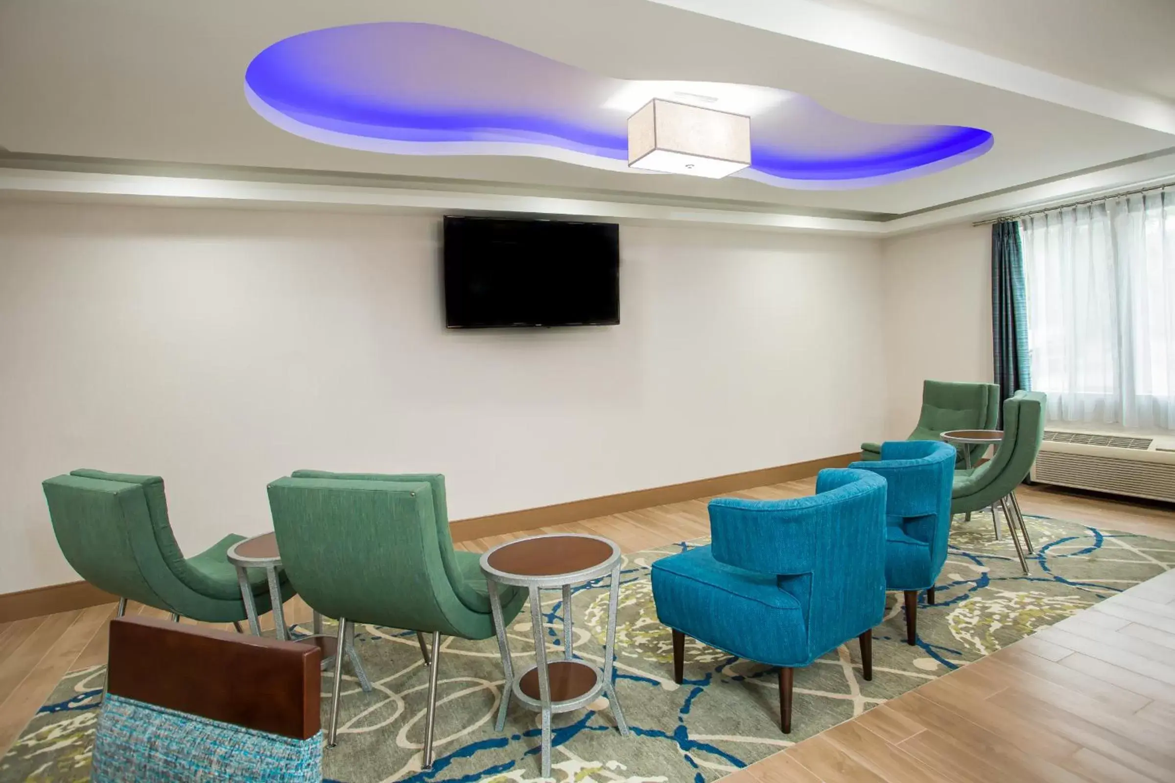 Seating area, TV/Entertainment Center in Best Western Milford Inn