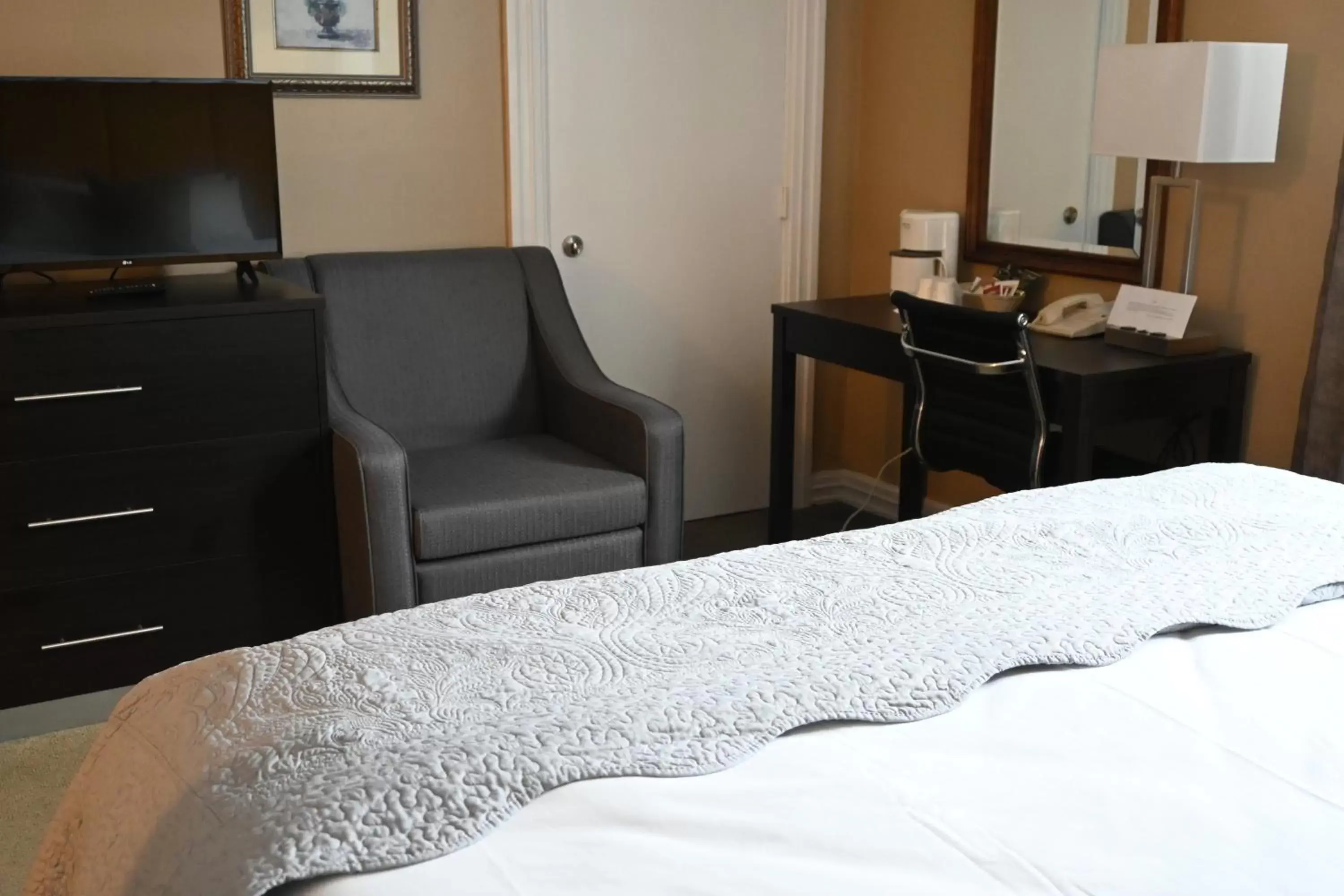 Bed, Seating Area in The Gananoque Inn & Spa