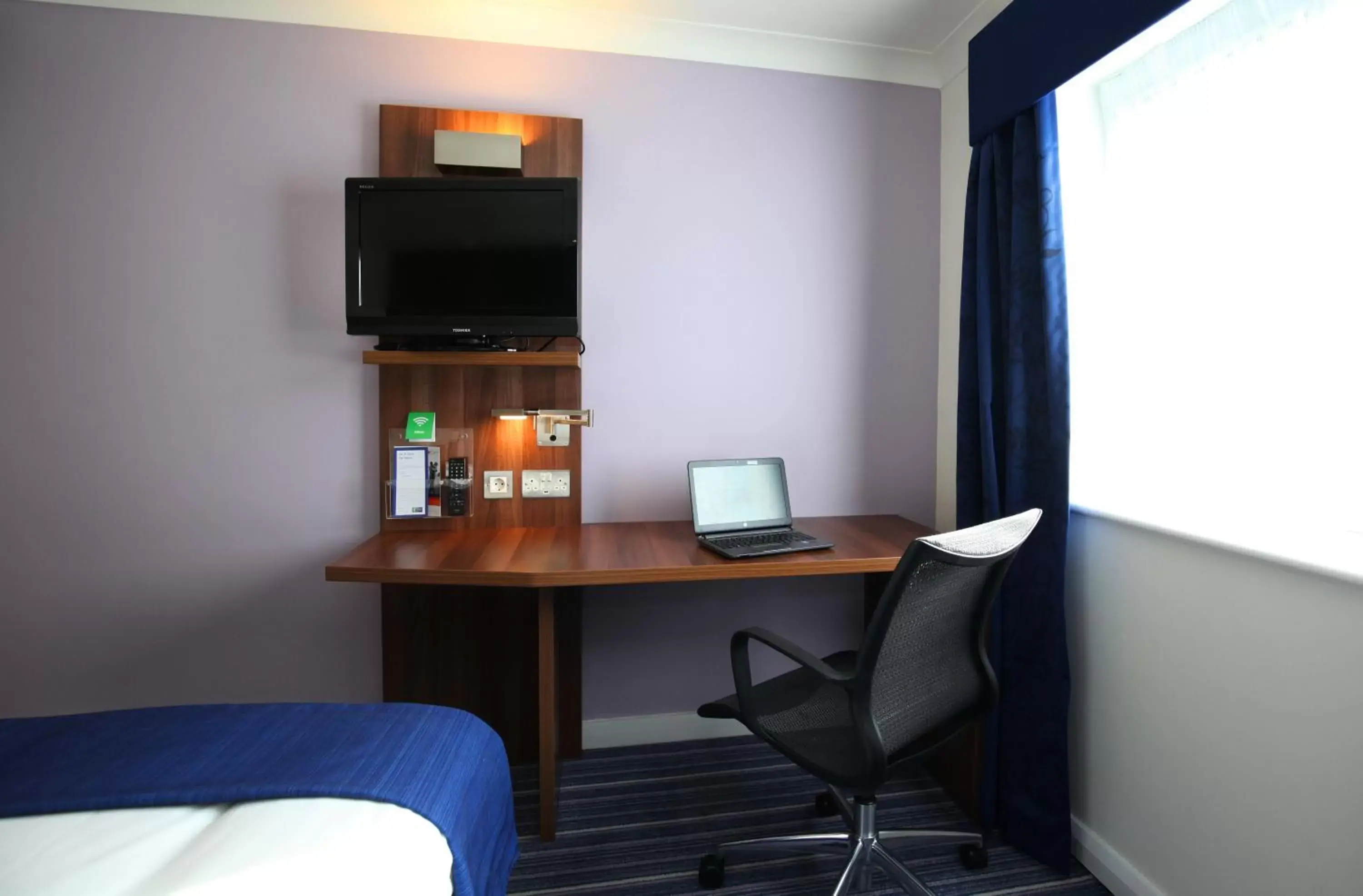 Photo of the whole room, TV/Entertainment Center in Holiday Inn Express Glenrothes, an IHG Hotel
