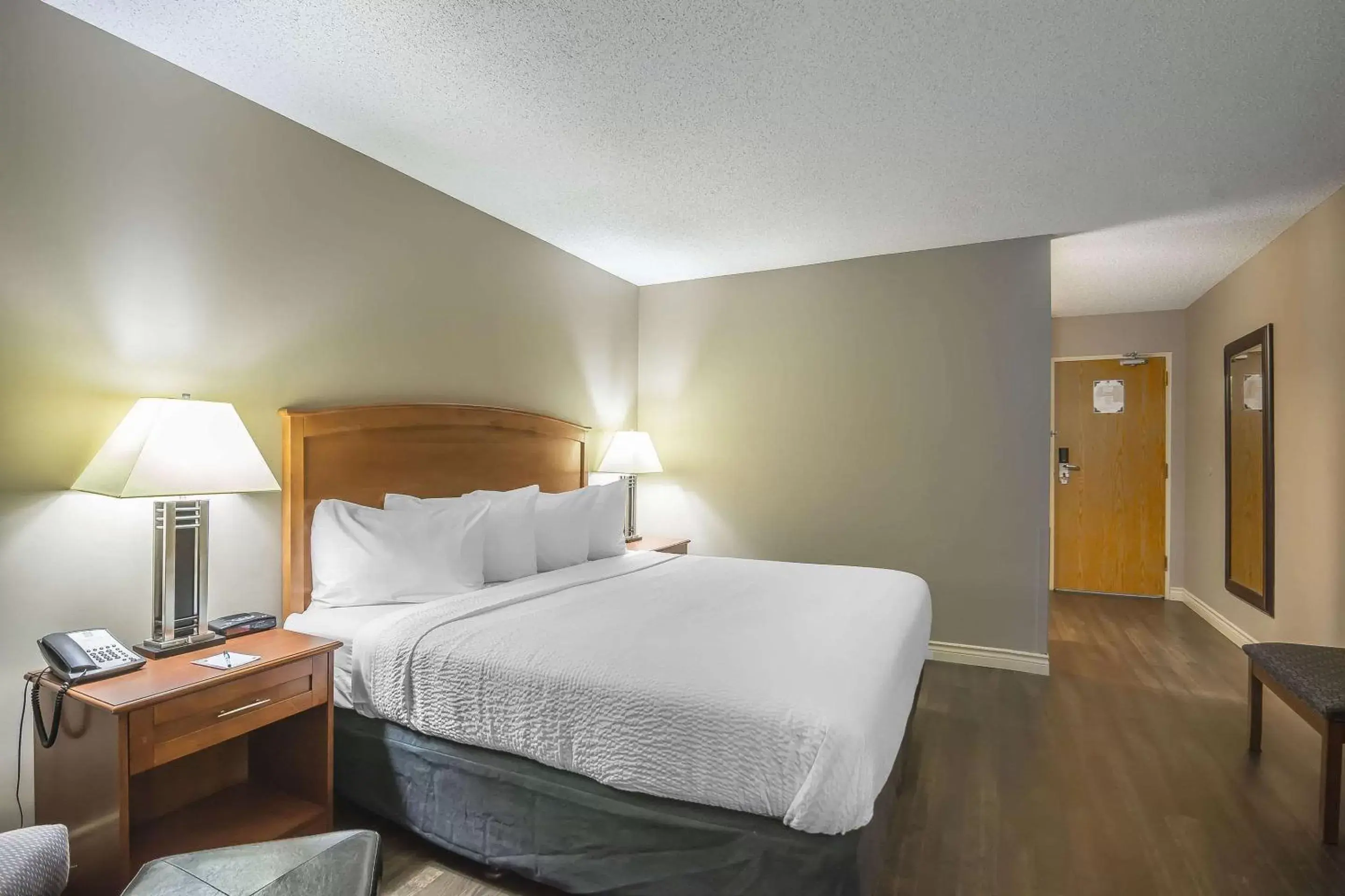 Photo of the whole room, Bed in Quality Inn West Edmonton