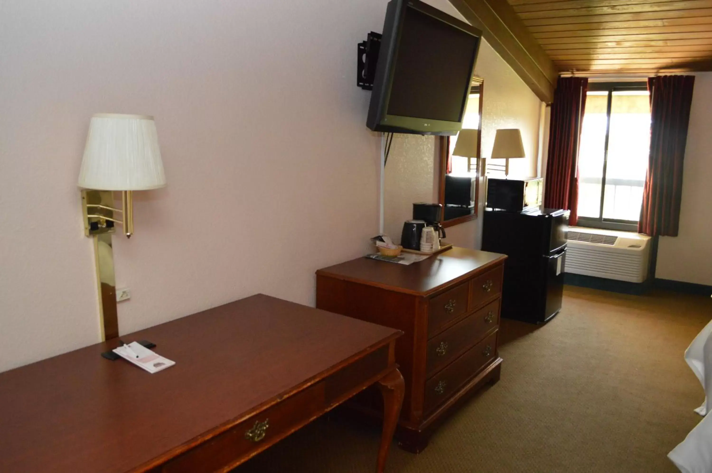 Bedroom, TV/Entertainment Center in Ontario Airport Inn