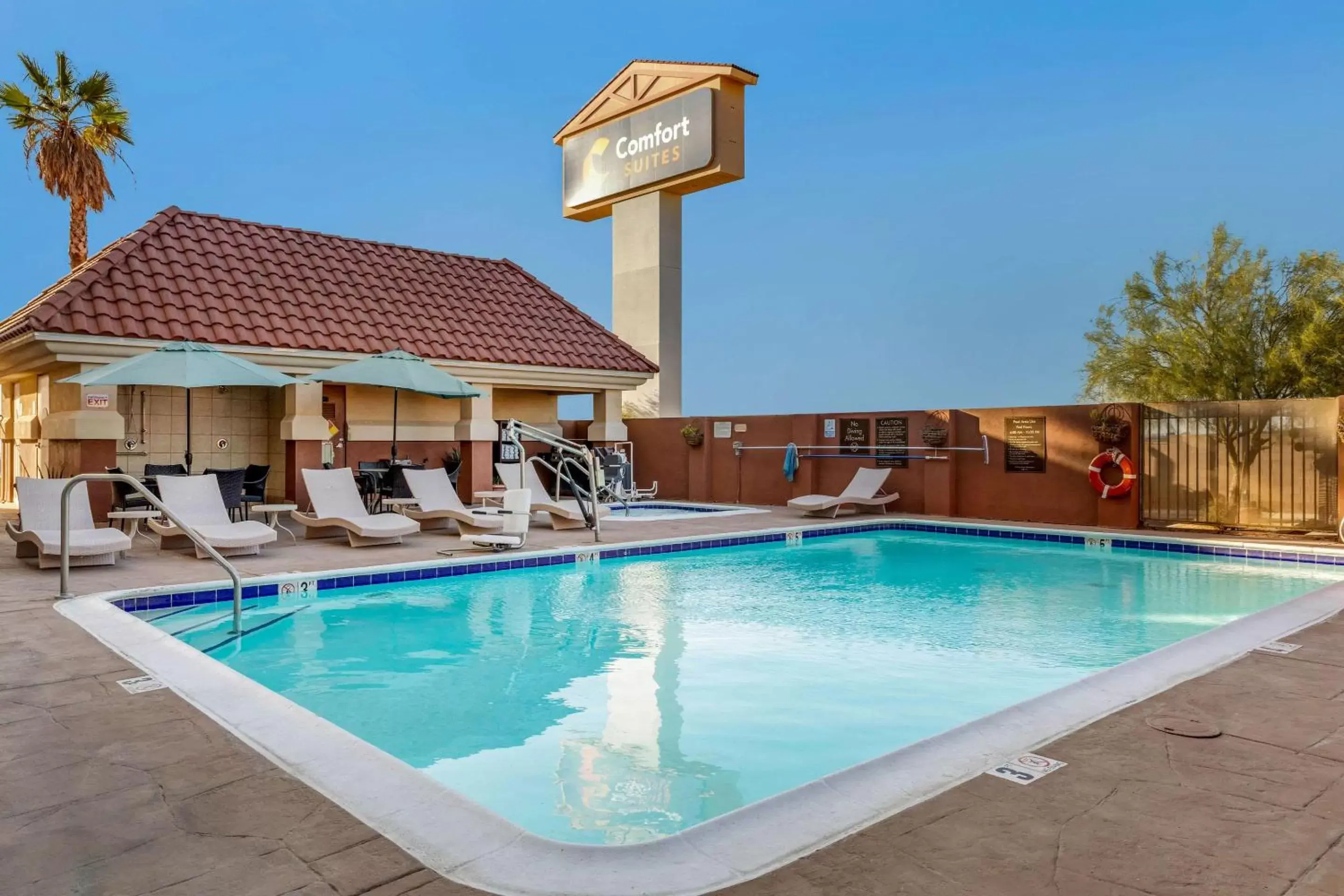On site, Swimming Pool in Comfort Suites Barstow near I-15