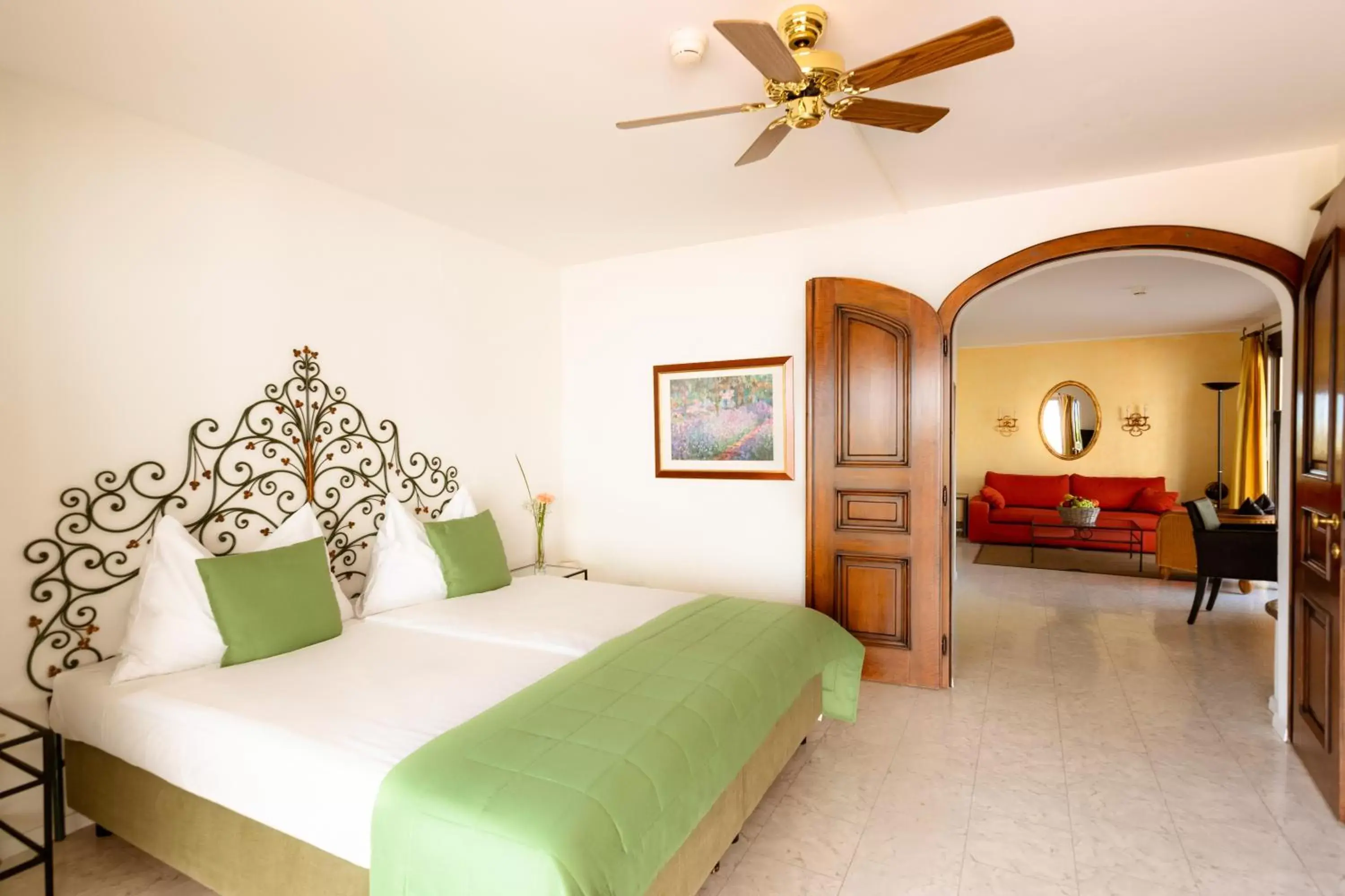 Living room, Bed in Suiten-Hotel Sunstar Brissago