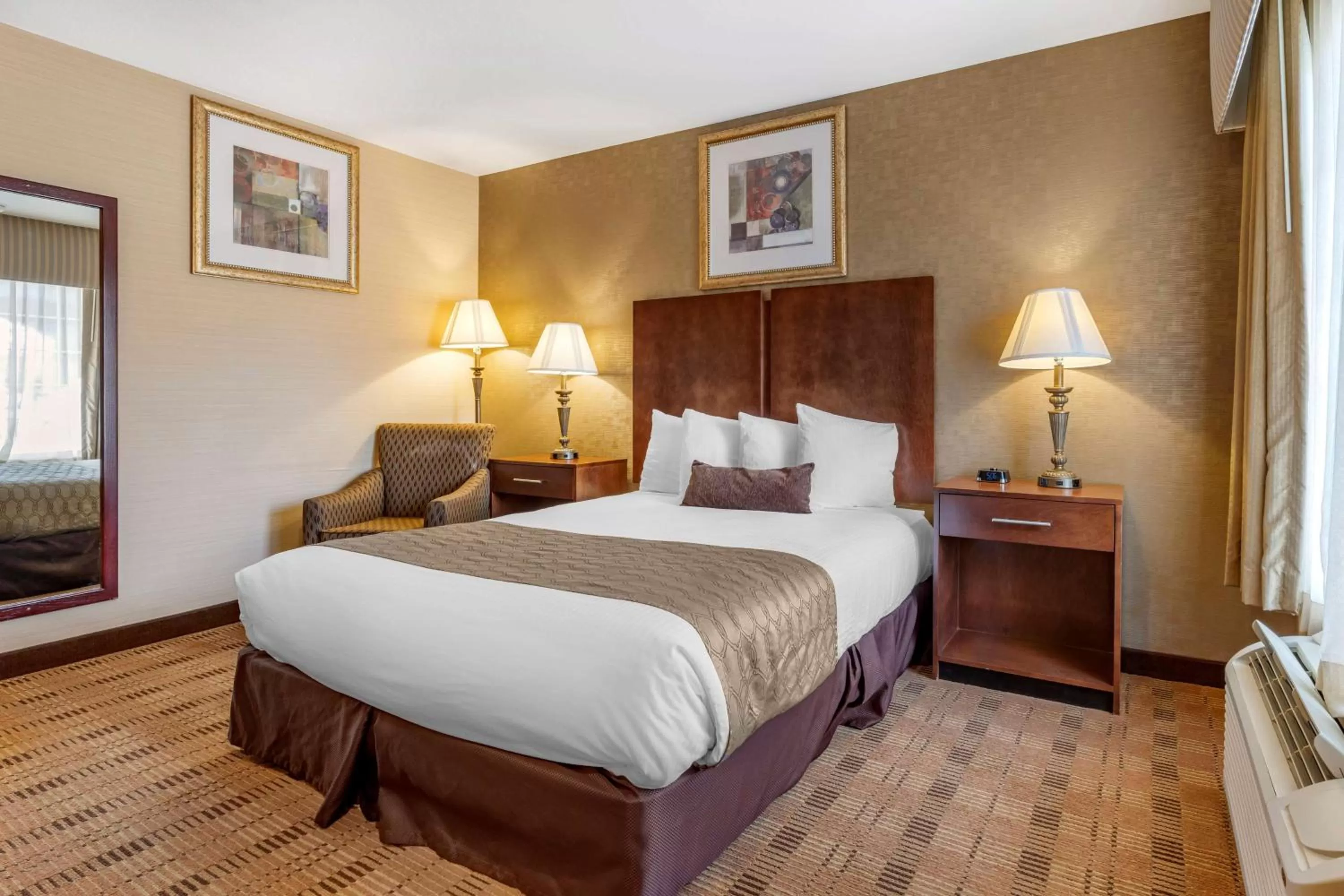 Queen Room with Bath Tub - Mobility Access/Non-Smoking in Best Western Inn Santa Clara