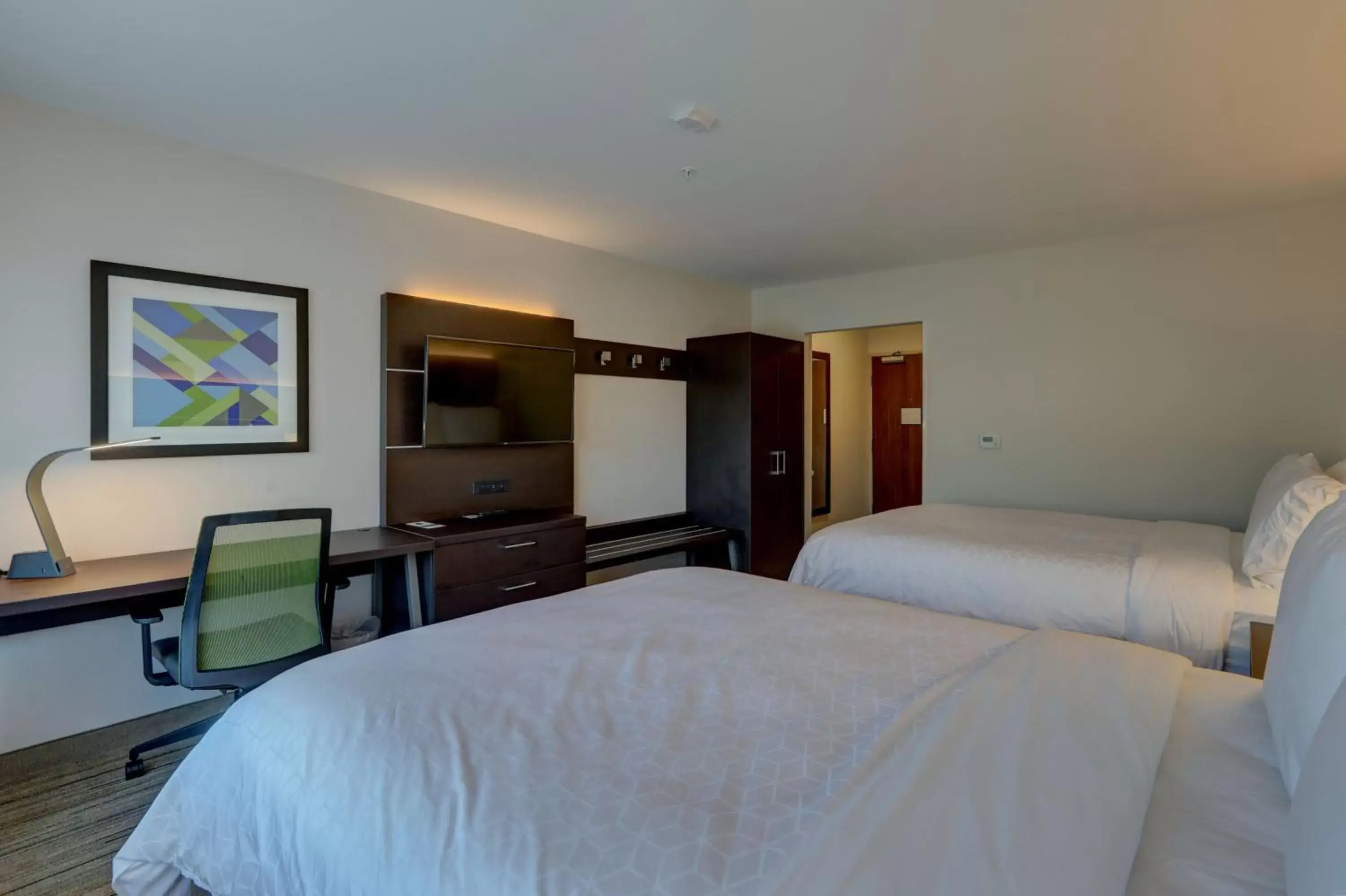Photo of the whole room, Bed in Holiday Inn Express & Suites - Auburn Downtown, an IHG Hotel