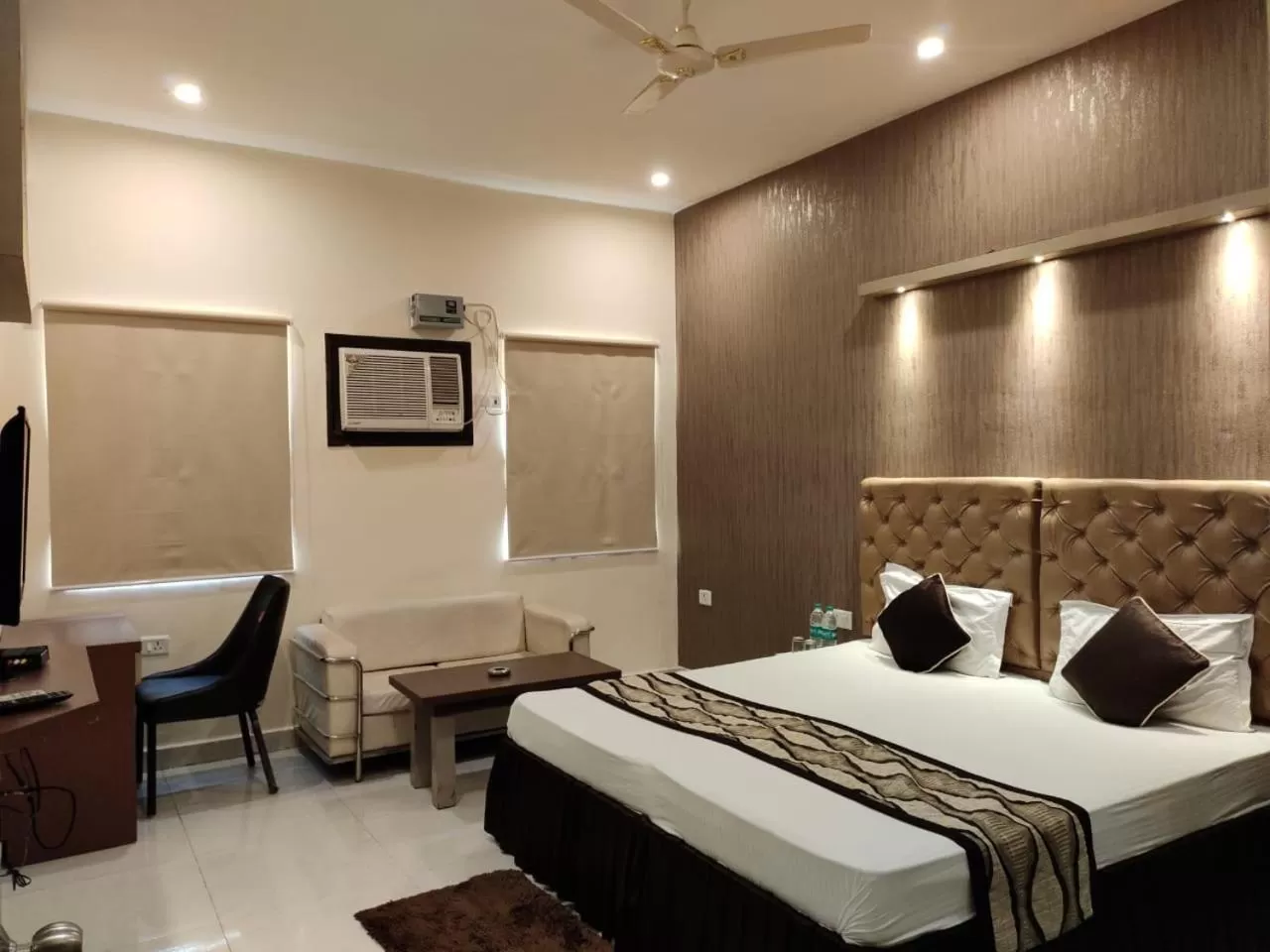 Bedroom, Bed in Maple Delite