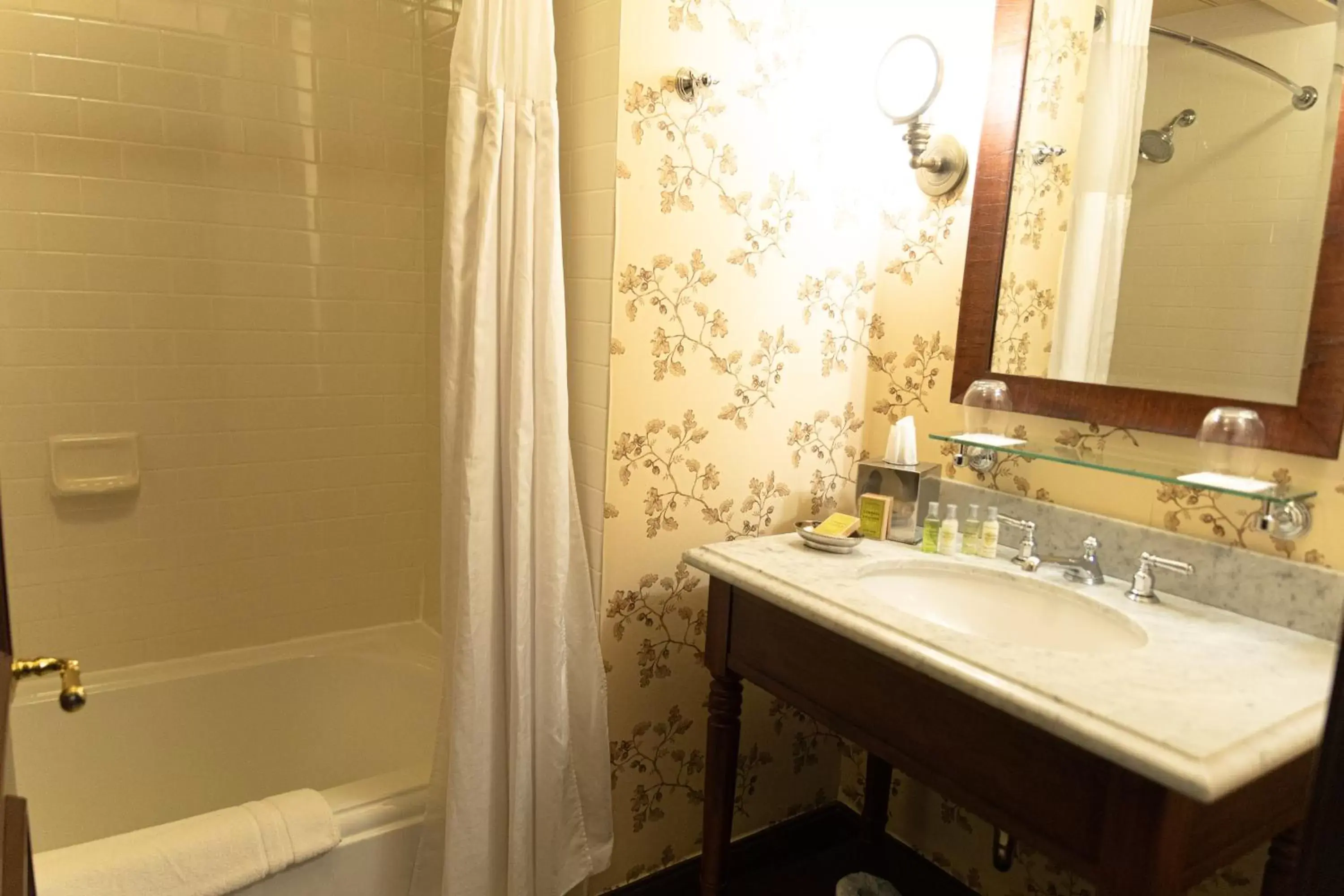 Shower, Bathroom in Arctic Club Hotel