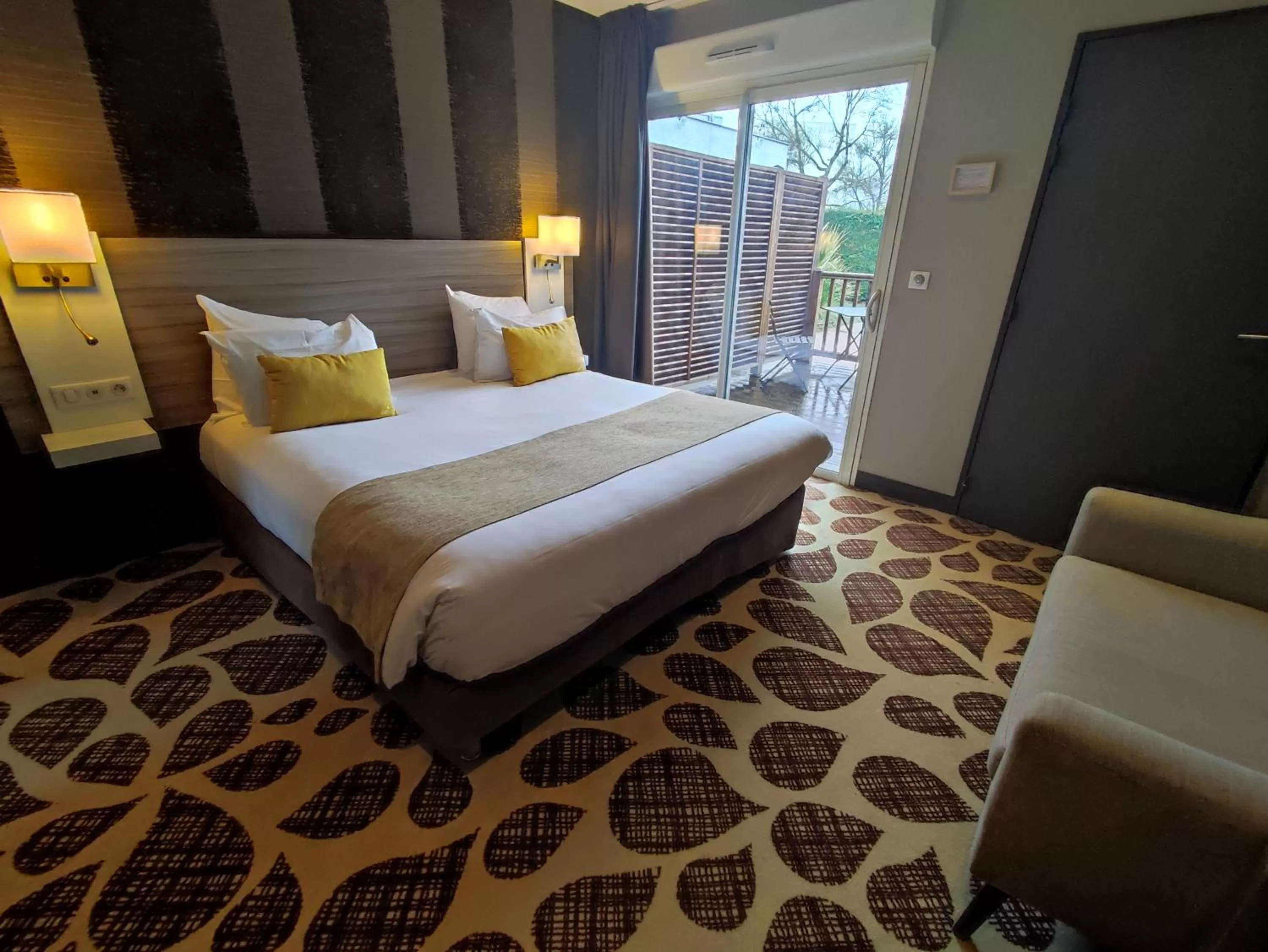 Bed in Contact Hôtel Le Provençal Bordeaux Lac