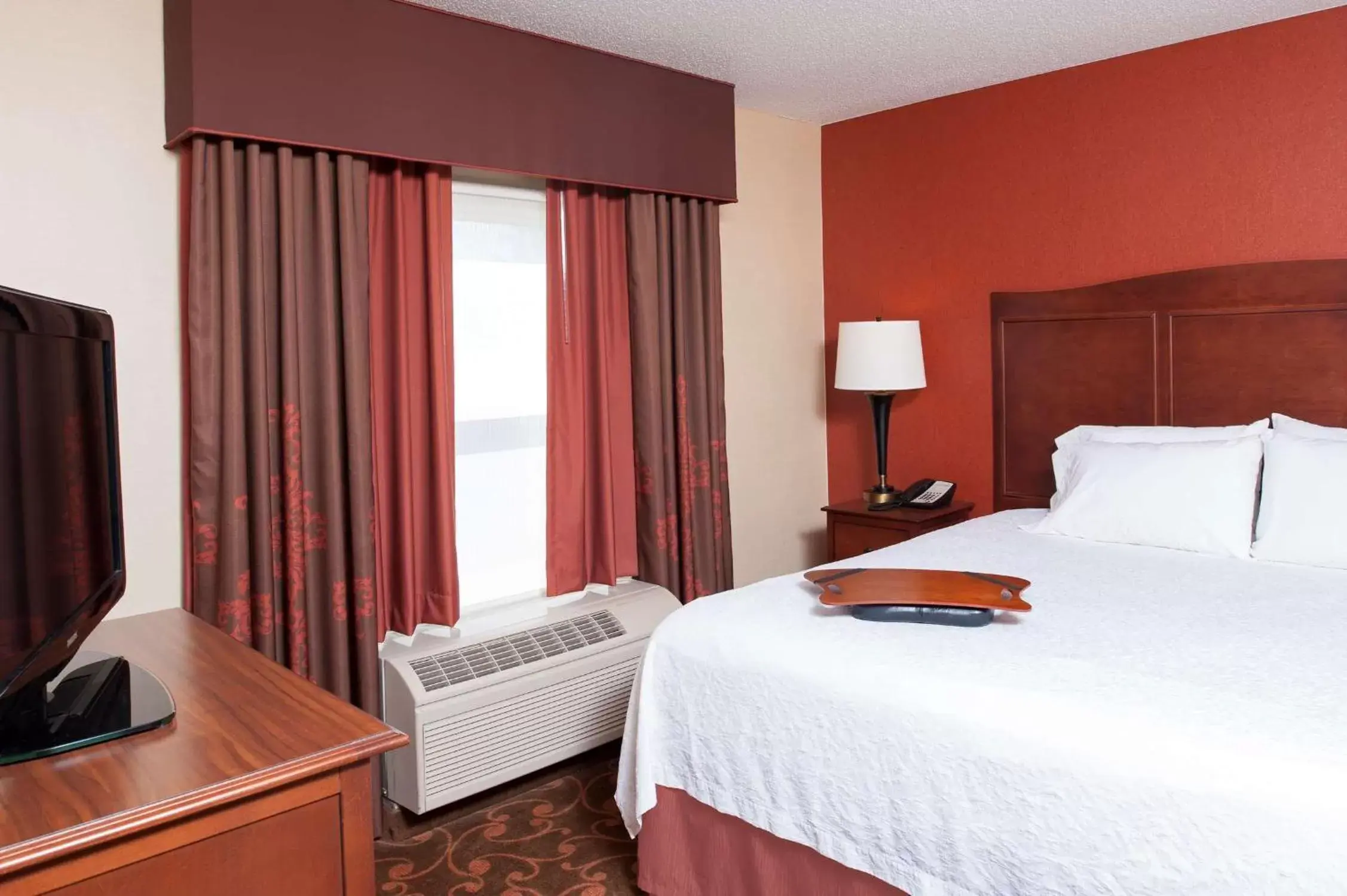 Bed in Hampton Inn & Suites Cleveland-Southeast-Streetsboro