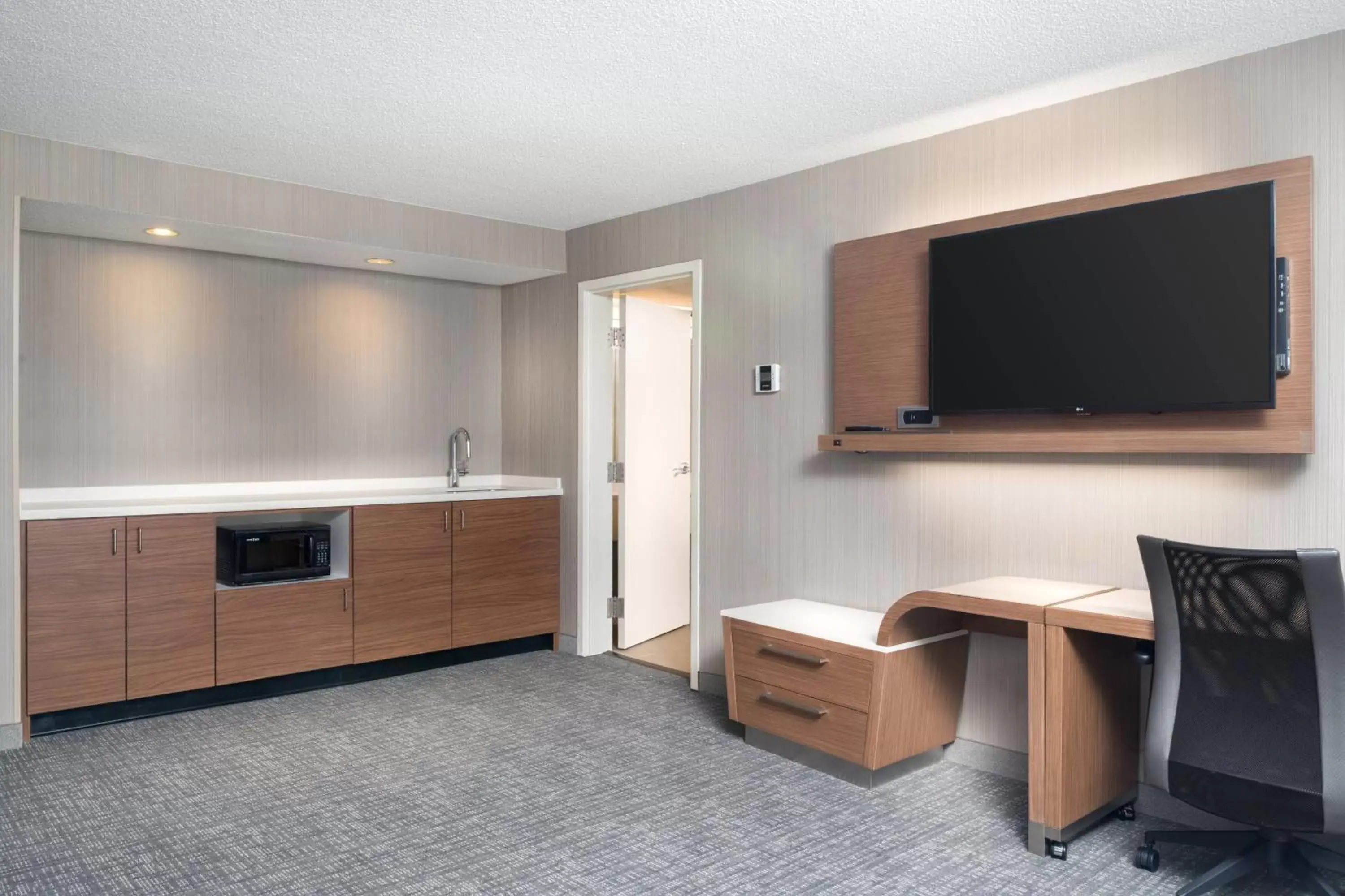 Bedroom, TV/Entertainment Center in Courtyard by Marriott Lynchburg
