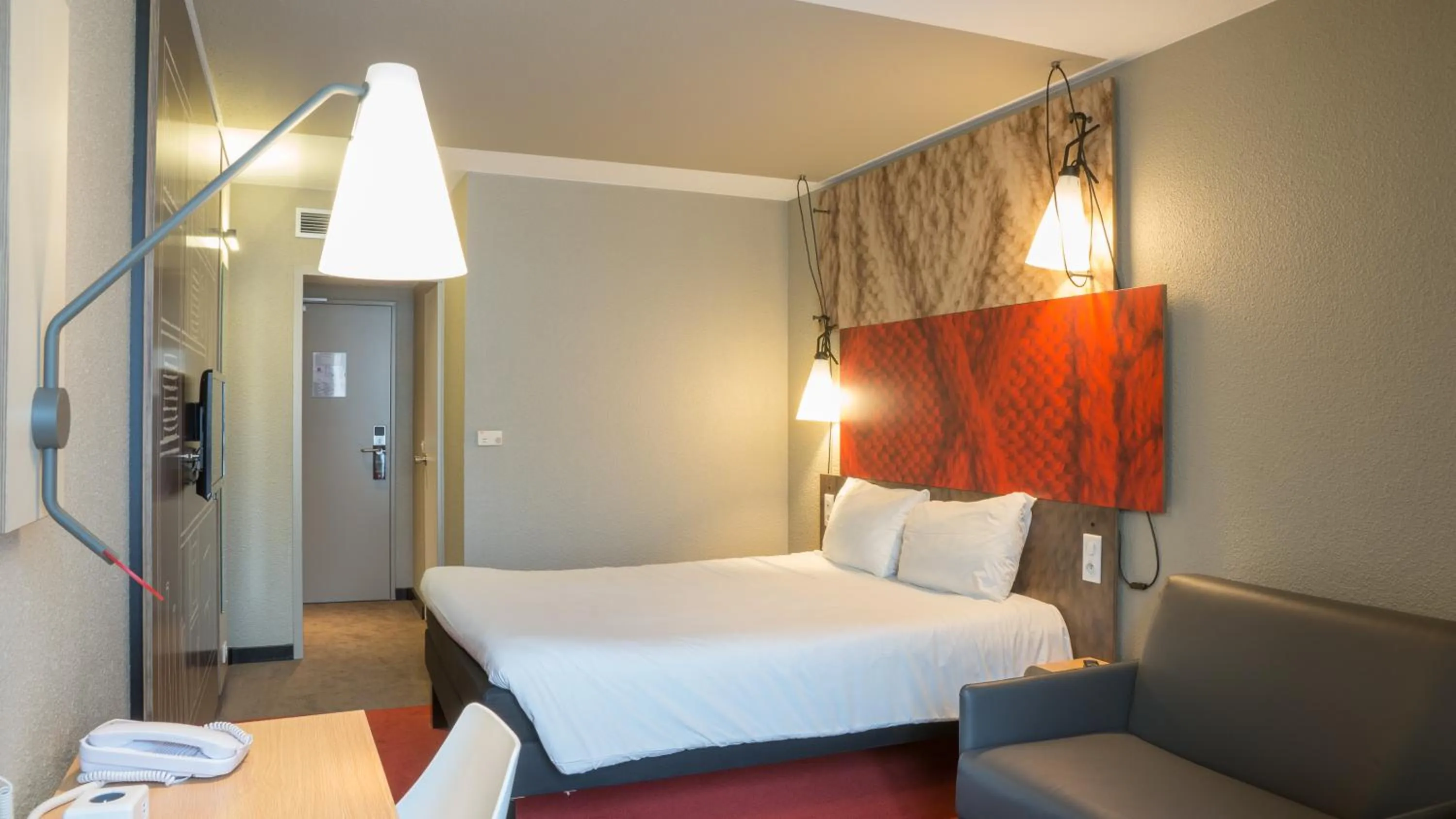 Bed in ibis Paris Gare de Lyon Ledru Rollin