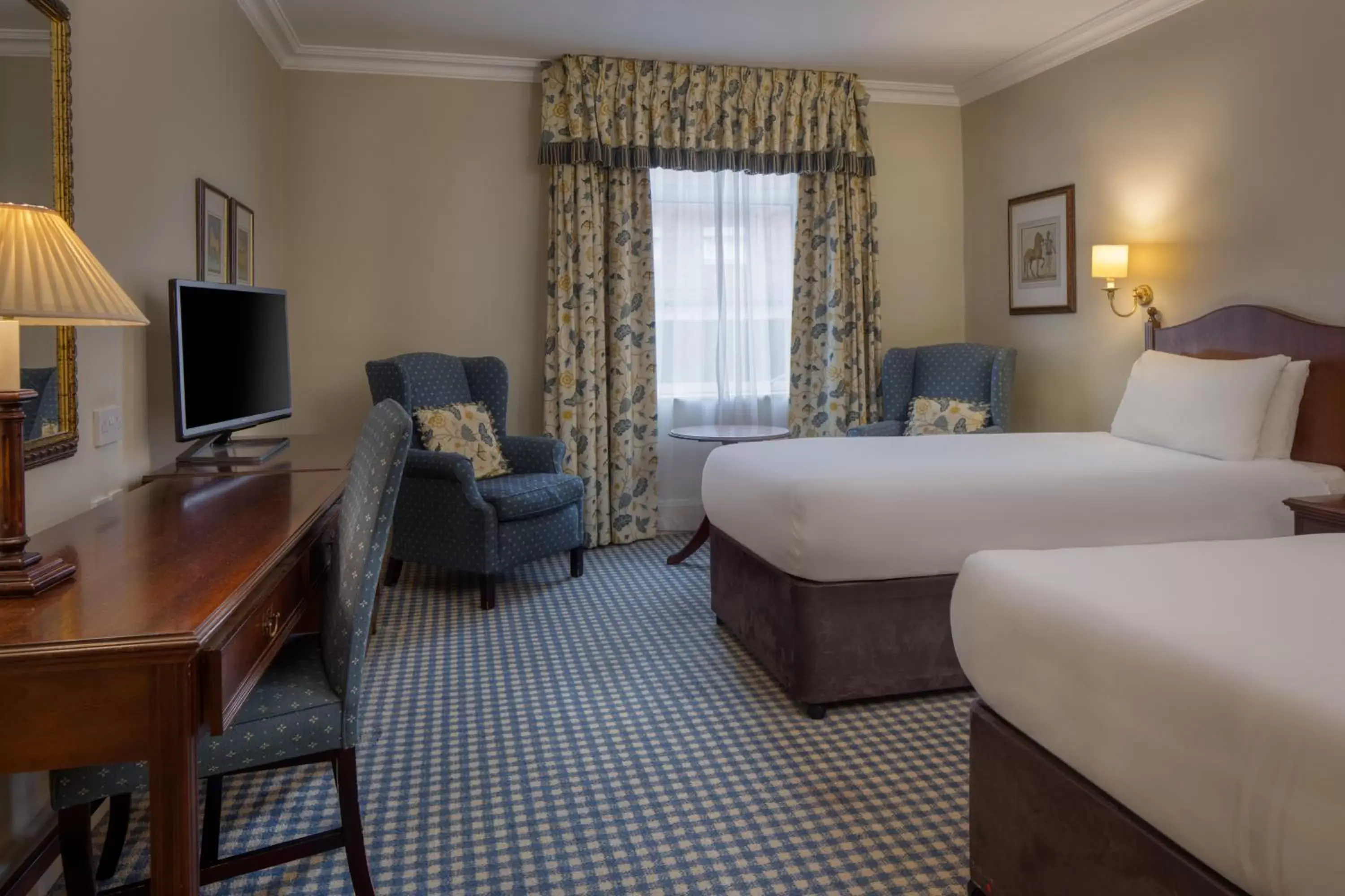 Property building, Bed in Mercure Winchester Wessex Hotel