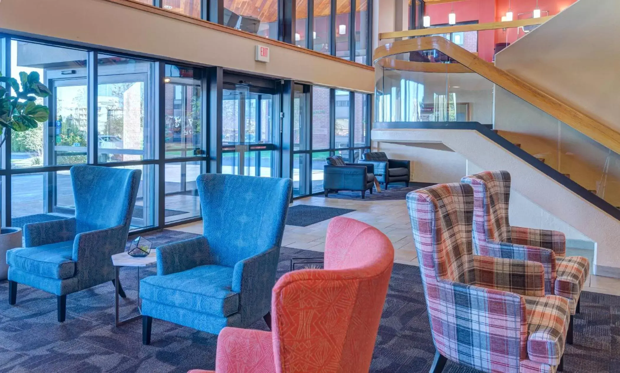 Lobby or reception, Lounge/Bar in LivINN Hotel Cincinnati North/ Sharonville