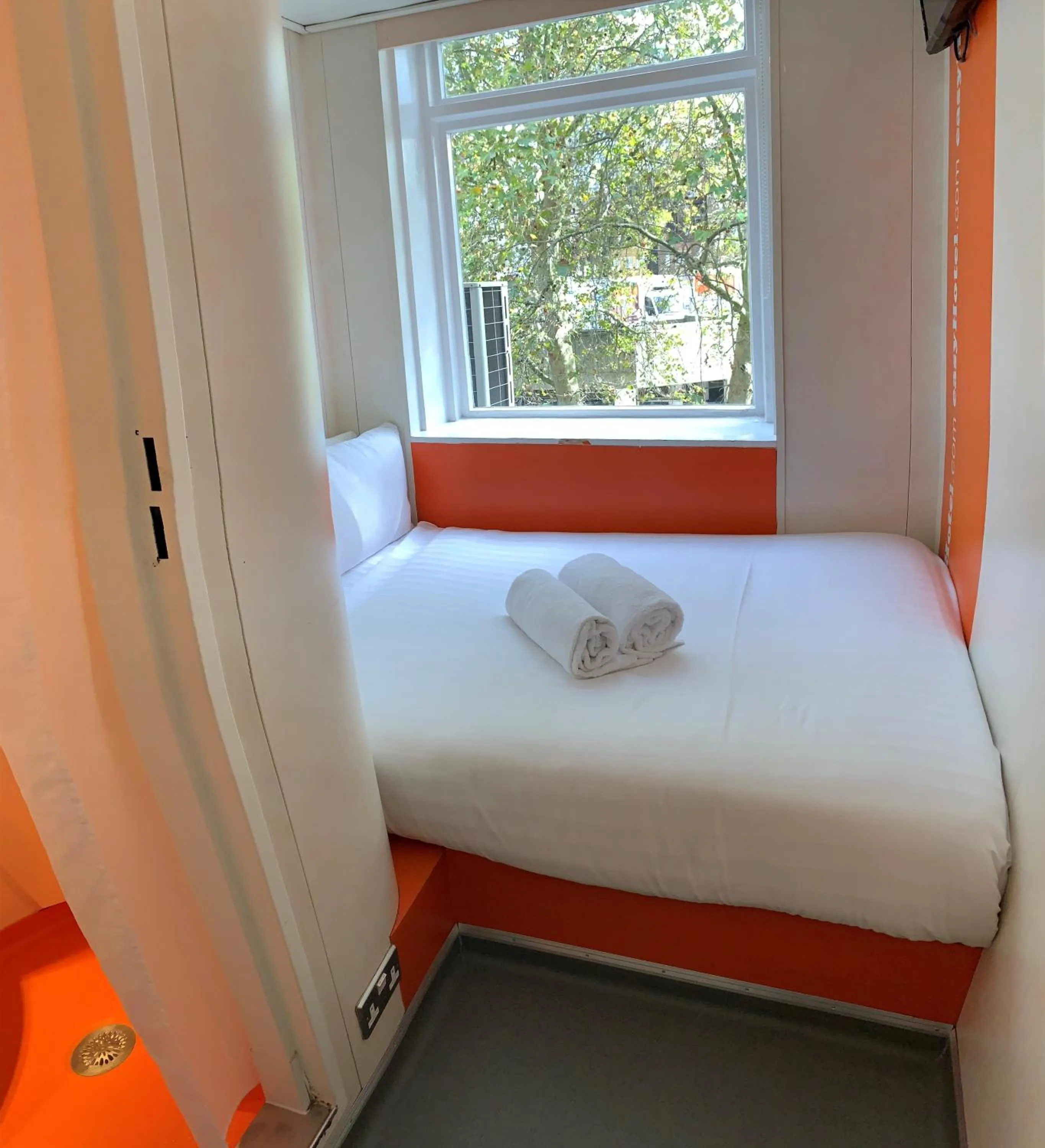 Bed in easyHotel South Kensington
