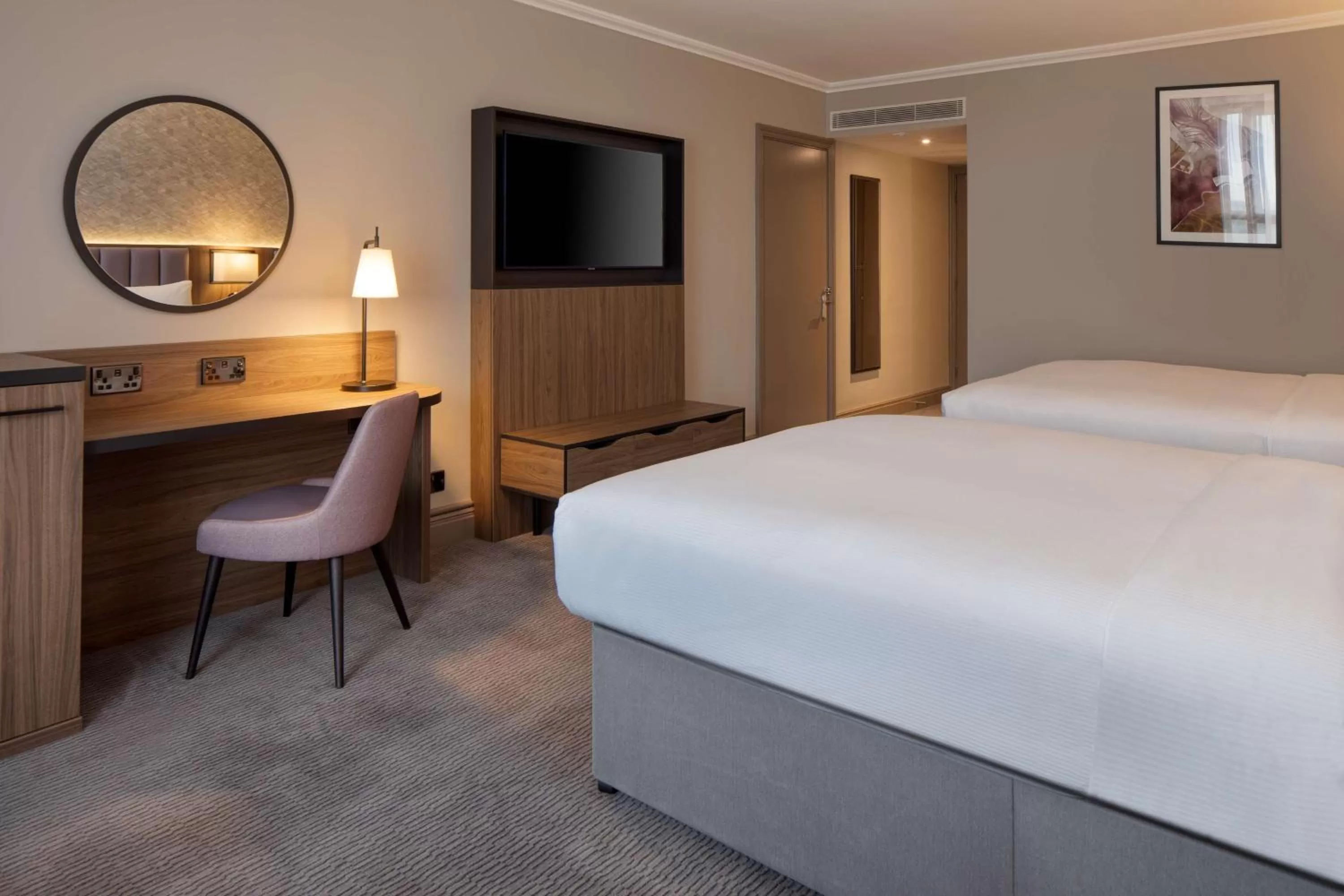 TV and multimedia, Bed in DoubleTree by Hilton Dartford Bridge