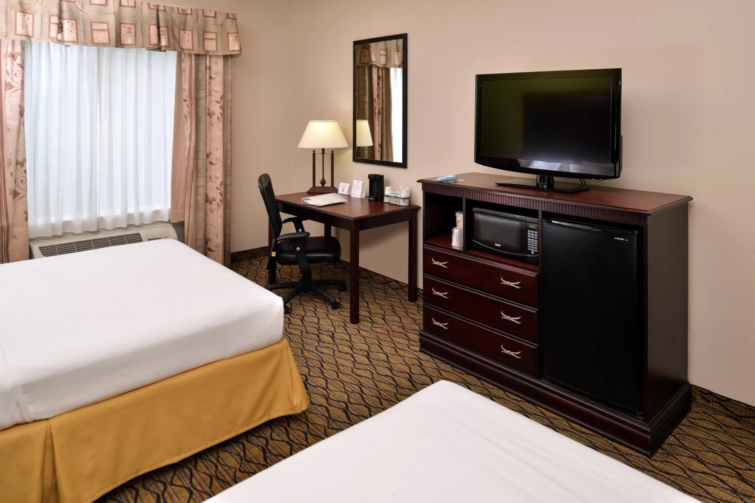 Photo of the whole room, Bed in Holiday Inn Express Hotel & Suites Sherman Highway 75 by IHG
