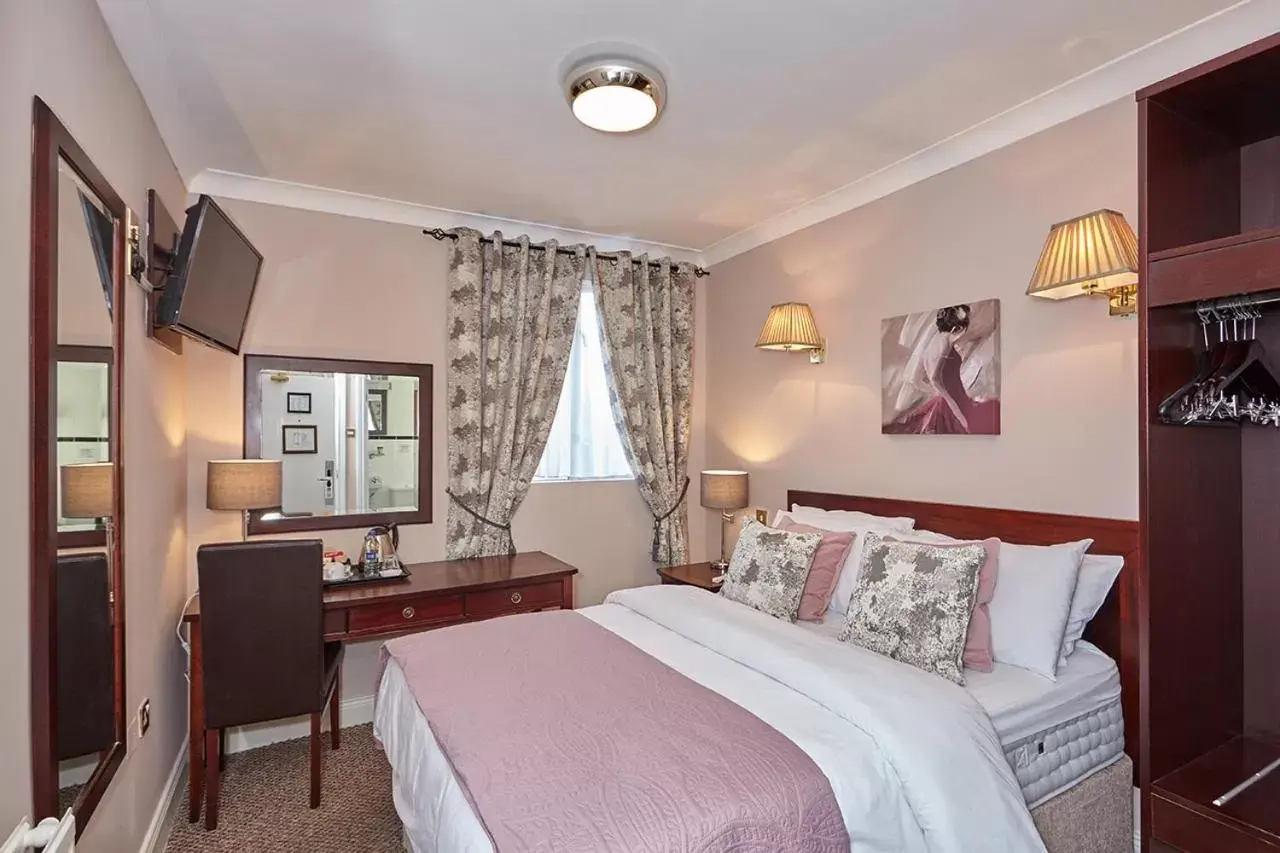 Bed in Uppercross House Hotel