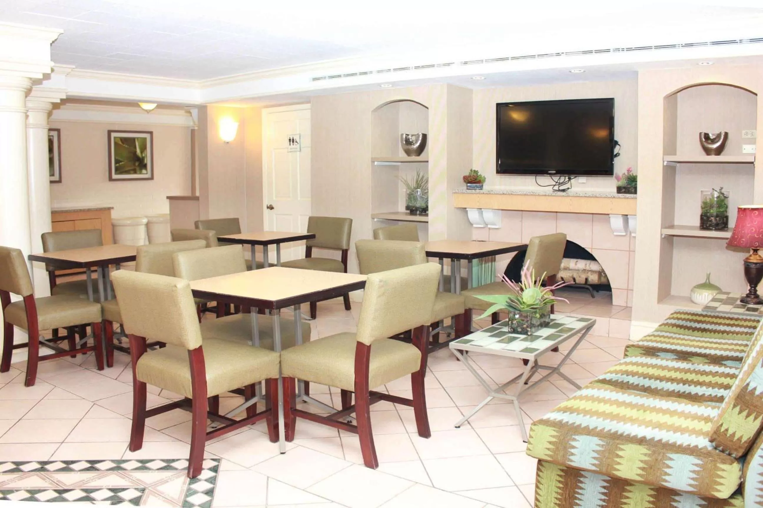 Lobby or reception in La Quinta Inn by Wyndham New Orleans West Bank / Gretna