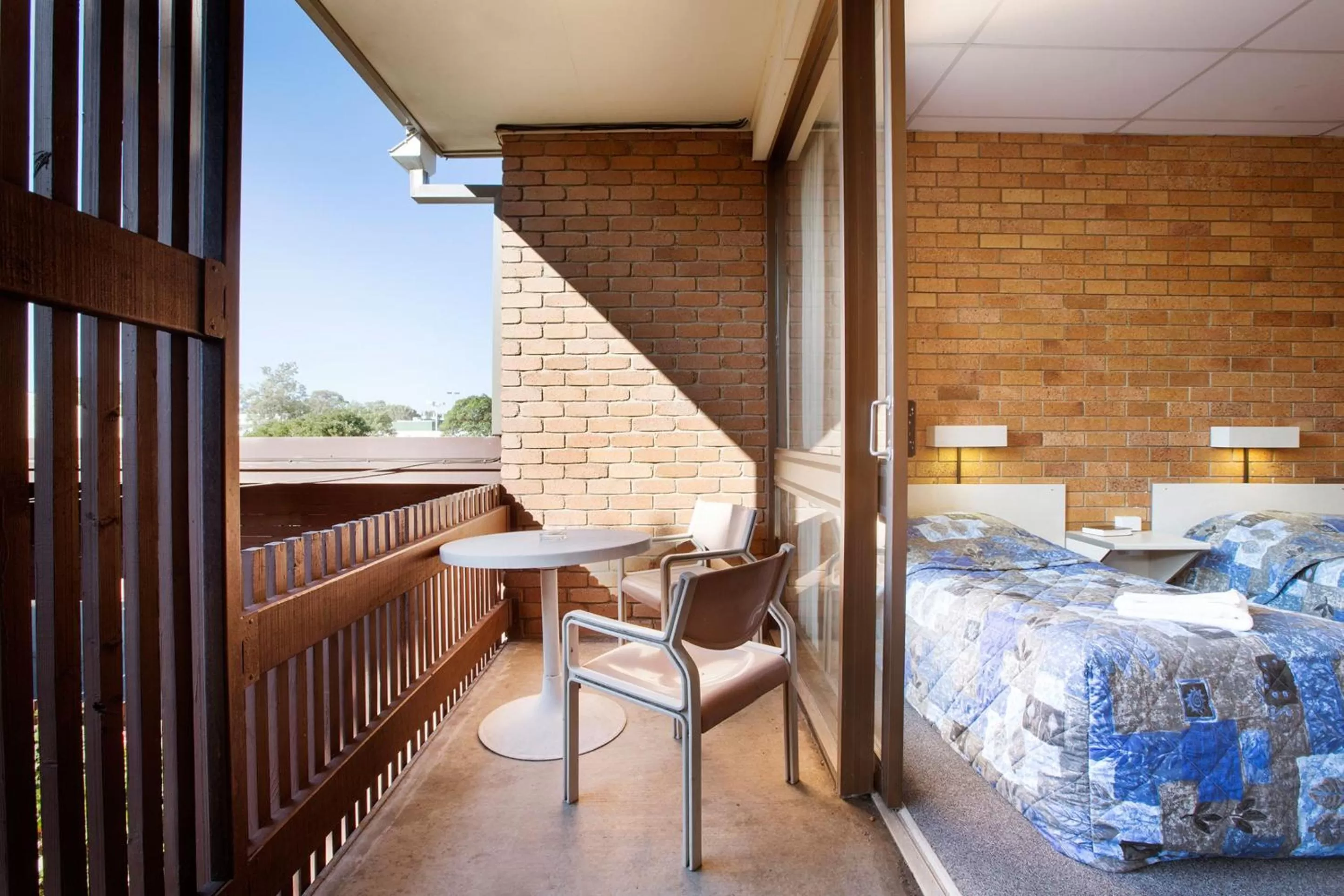 Balcony/Terrace, Bed in Villa Noosa Hotel