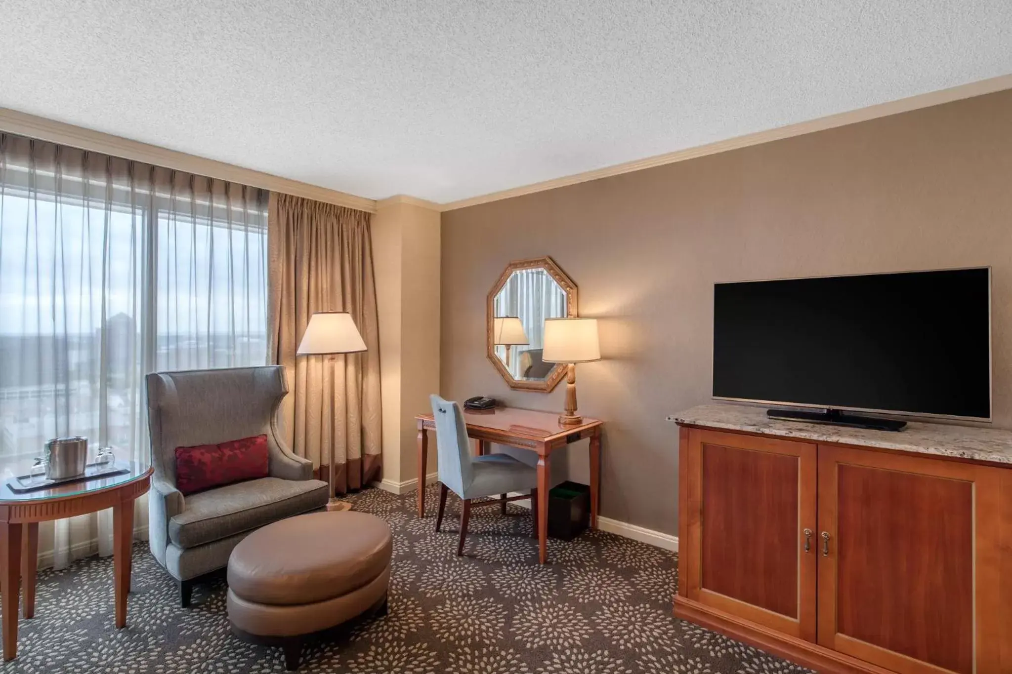 Photo of the whole room, TV/Entertainment Center in Omni Las Colinas Hotel