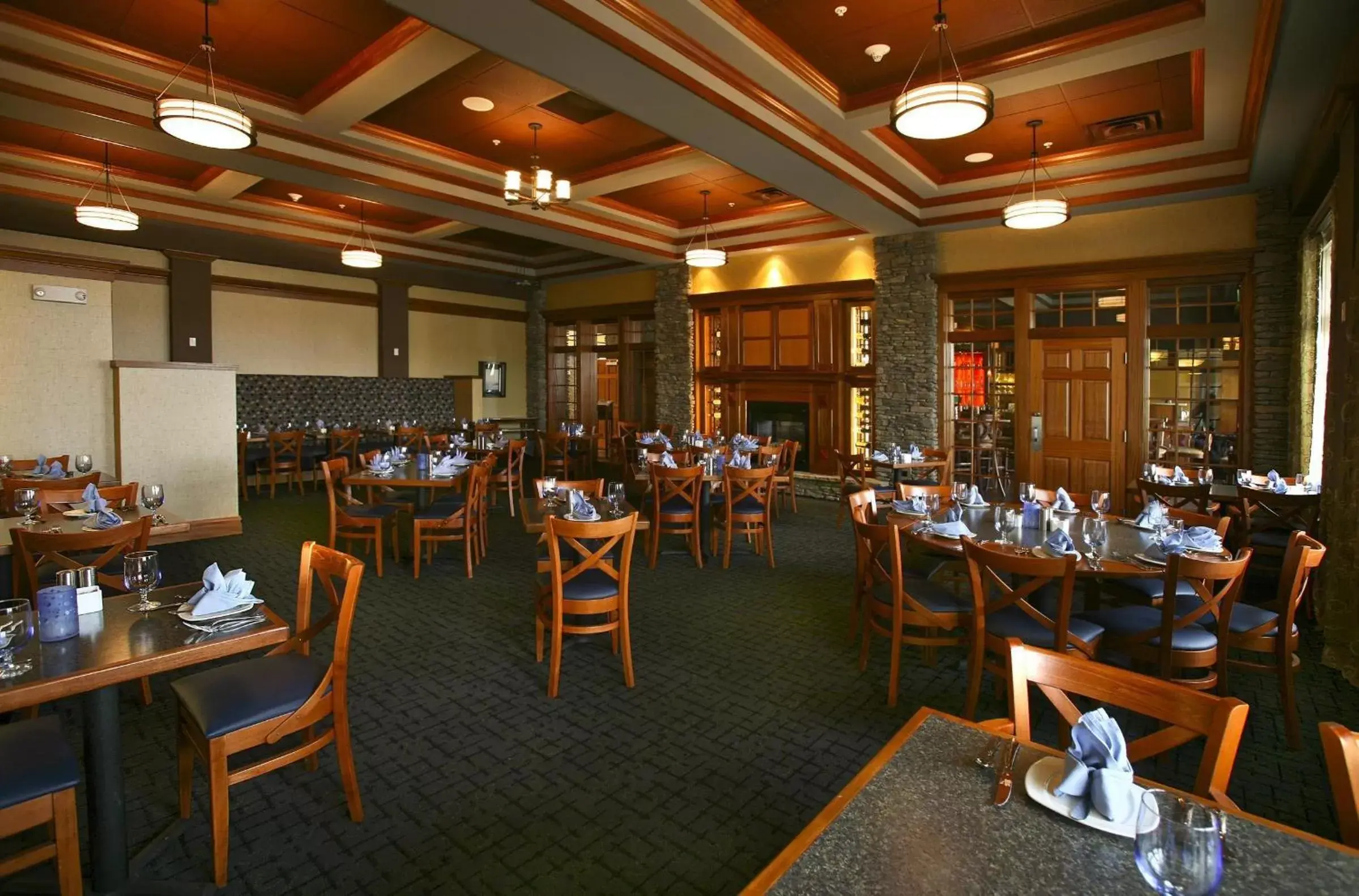 Restaurant/Places to Eat in Watkins Glen Harbor Hotel