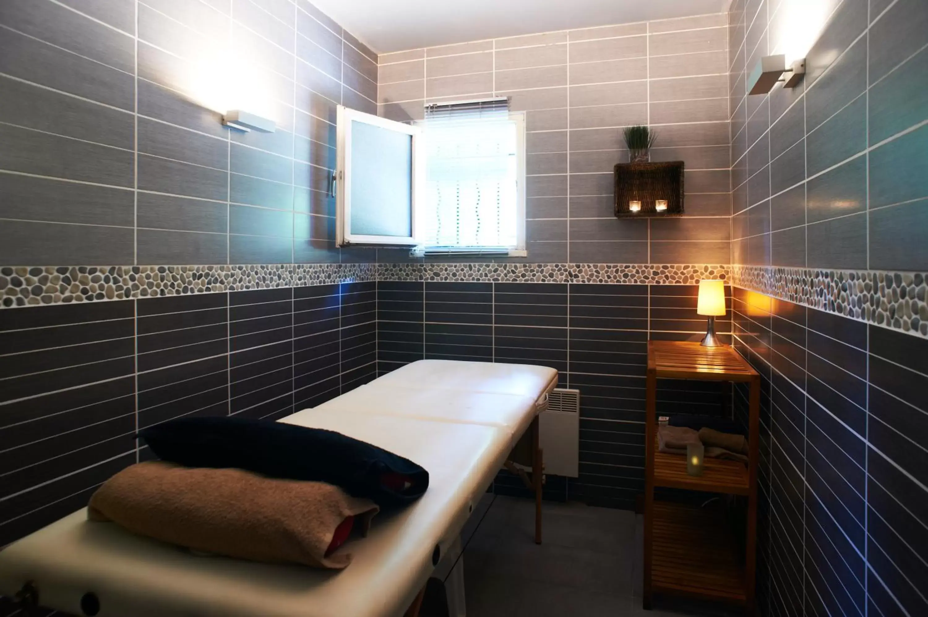 Spa and wellness centre/facilities, Bathroom in Les Terrasses de Saumur - Hôtel & Appartements - Restaurant & Spa (Logis)