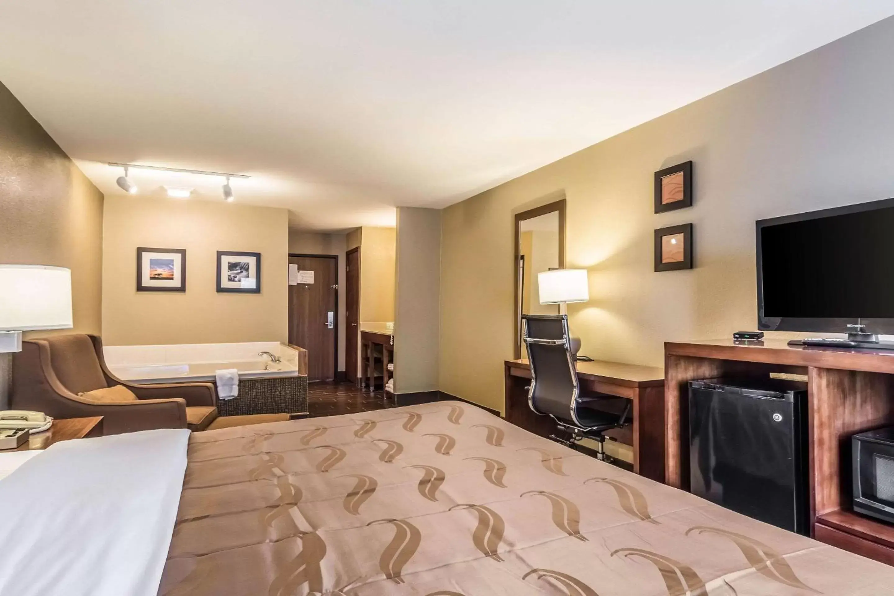 Bedroom, TV/Entertainment Center in Quality Inn & Suites Salem near I-57