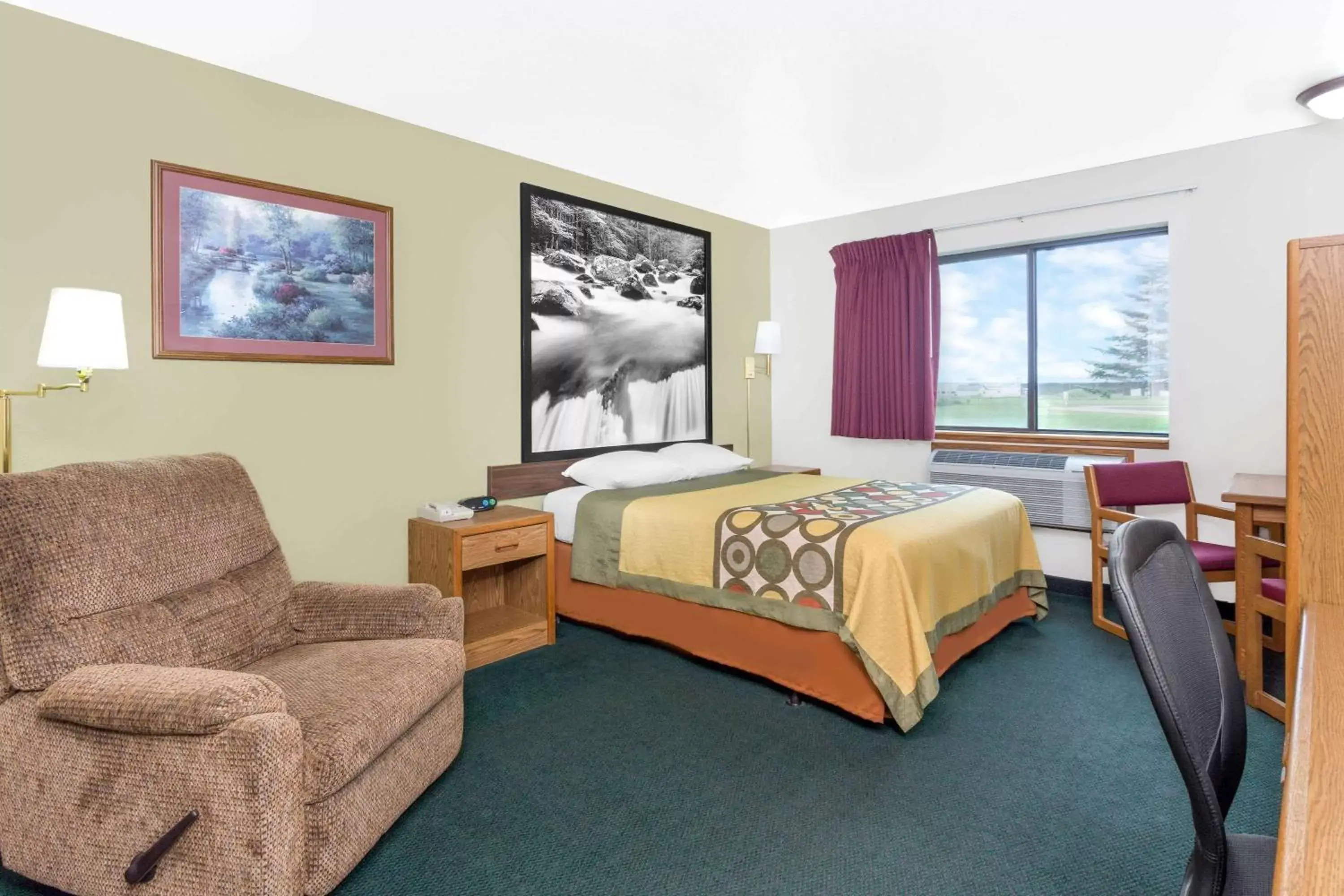 Photo of the whole room in Super 8 by Wyndham Antigo