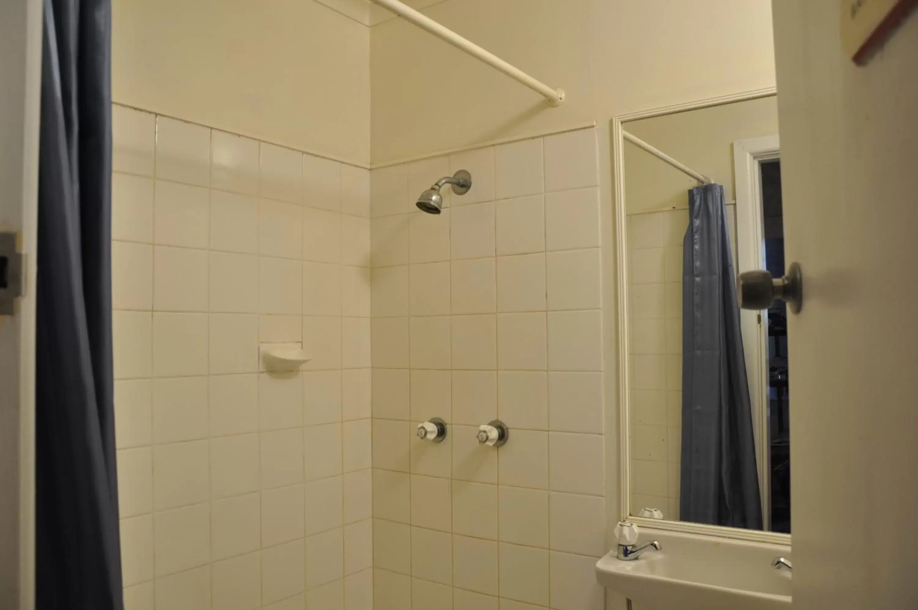 Shower, Bathroom in Hearty Center Motel