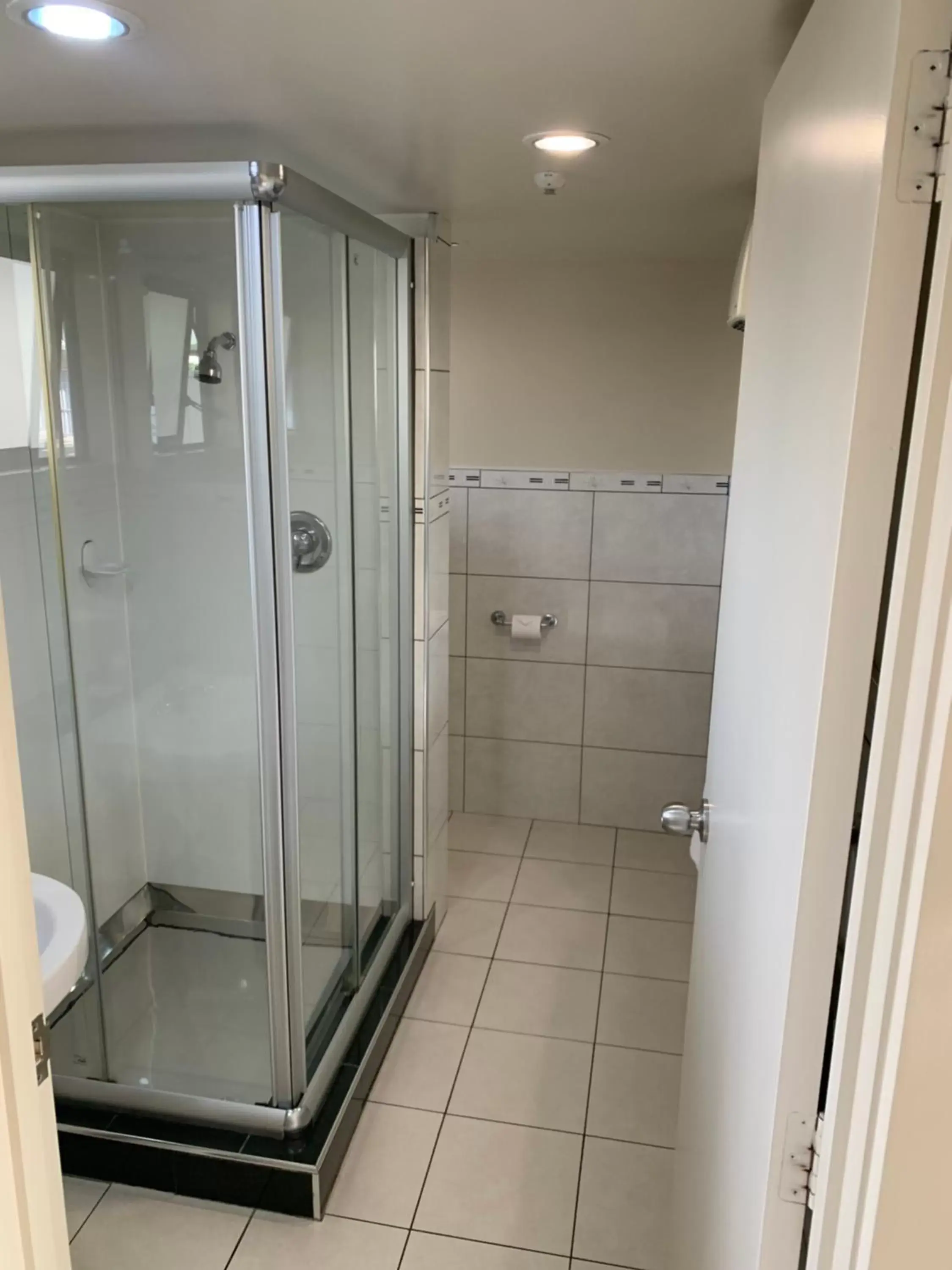 Shower, Bathroom in Admirals Motor Inn