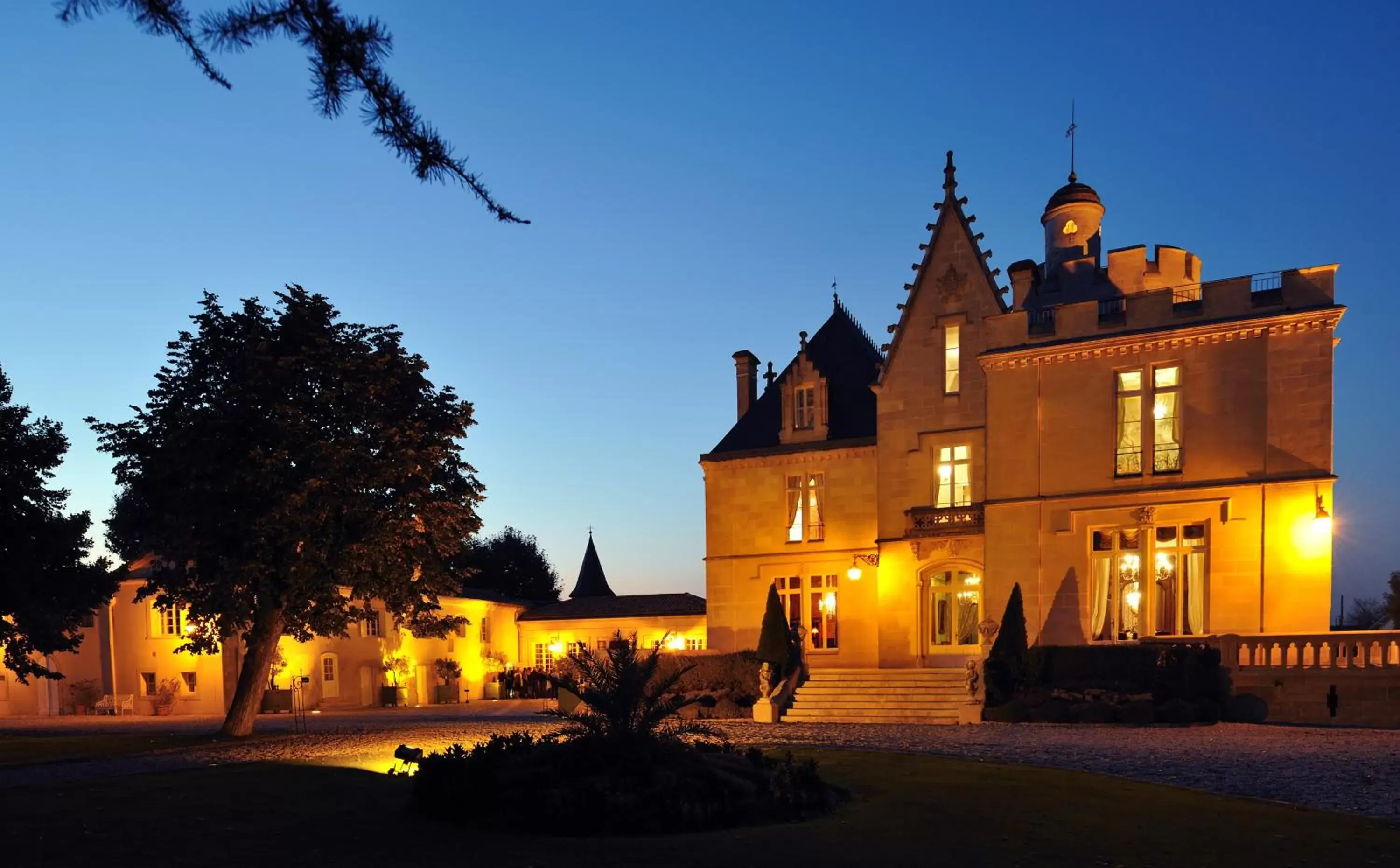 Facade/entrance, Garden in Château Pape Clément