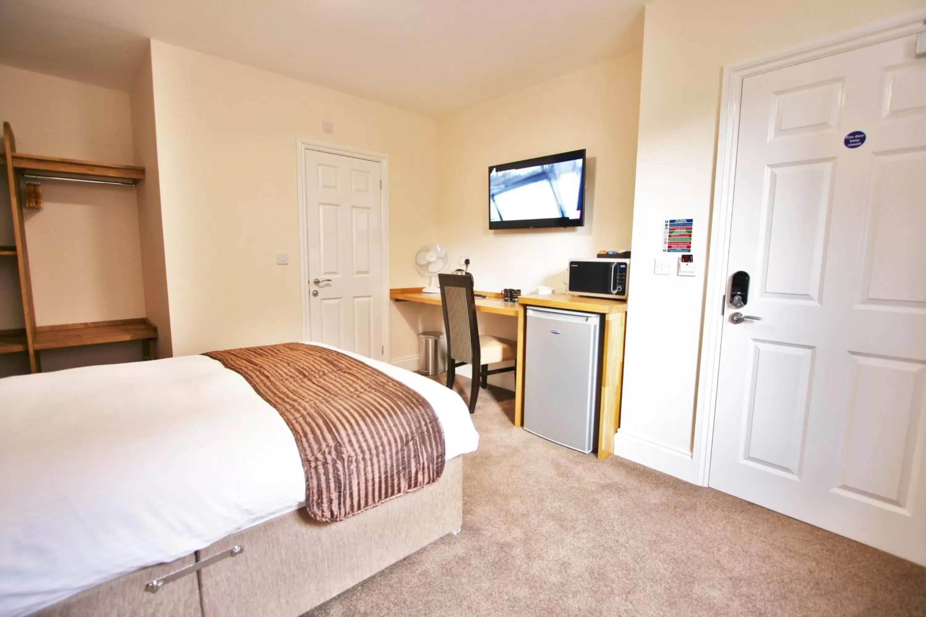 Bed, TV/Entertainment Center in New County Hotel & Serviced Apartments by RoomsBooked