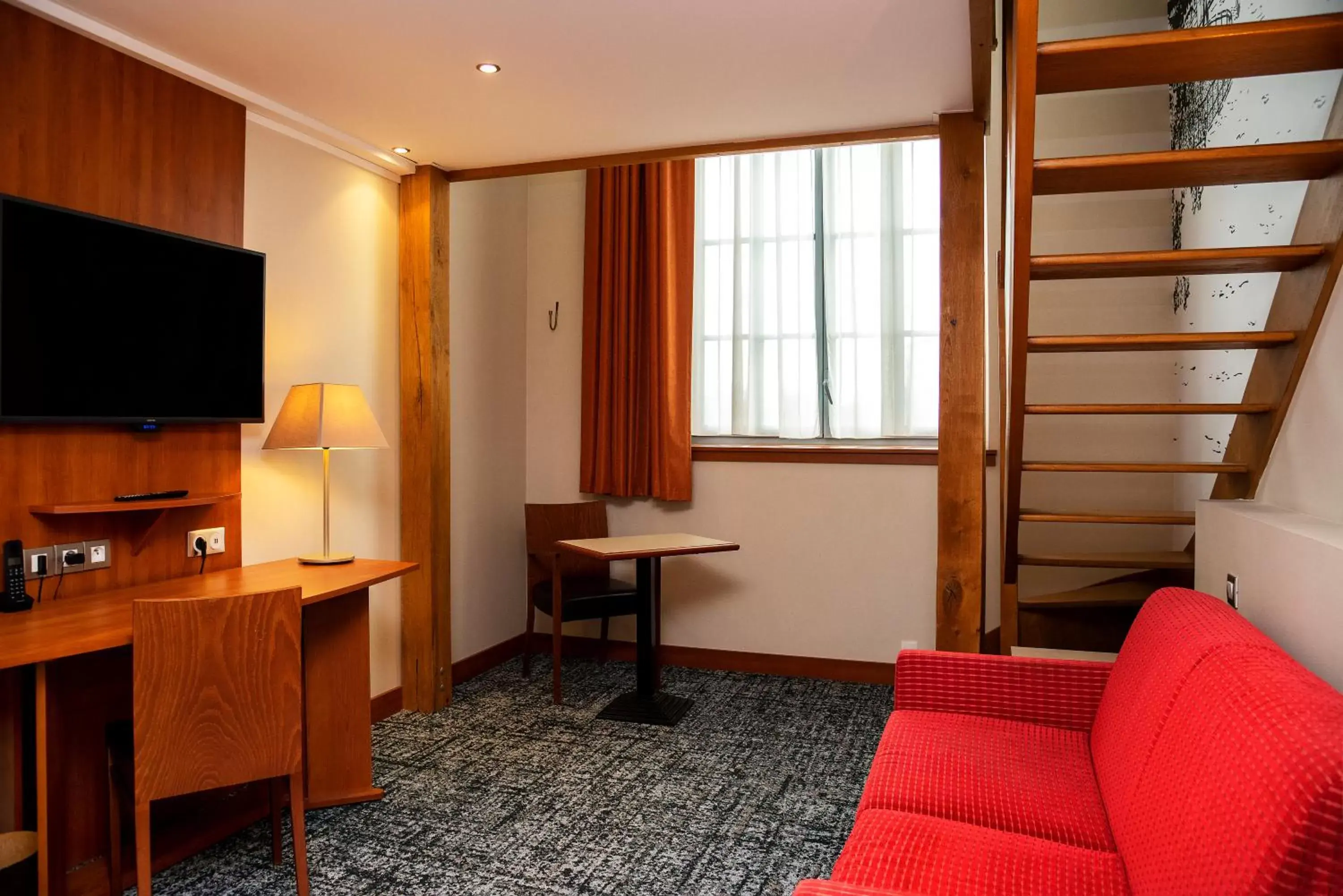 Seating area, TV/Entertainment Center in Best Western Plus Hôtel Colbert