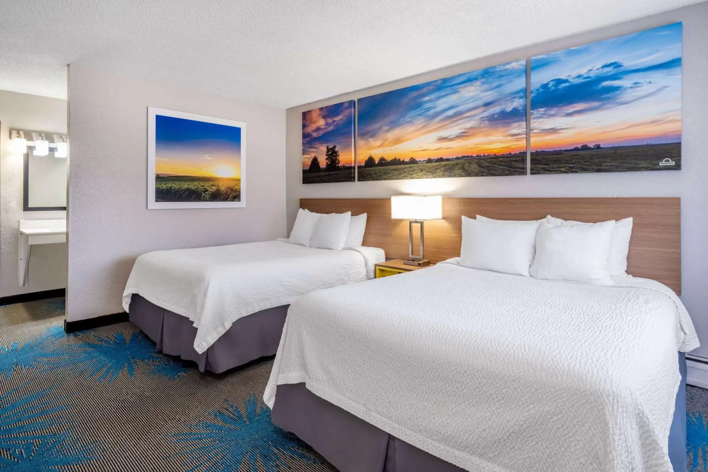 Photo of the whole room, Bed in Days Inn by Wyndham Sioux Falls Airport