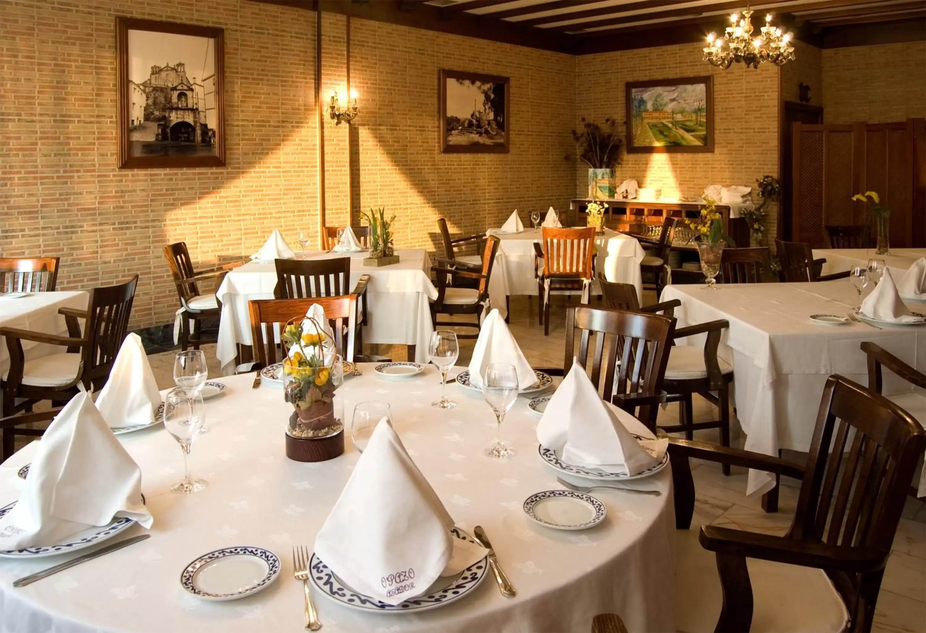 Restaurant/Places to Eat in Hotel Scala