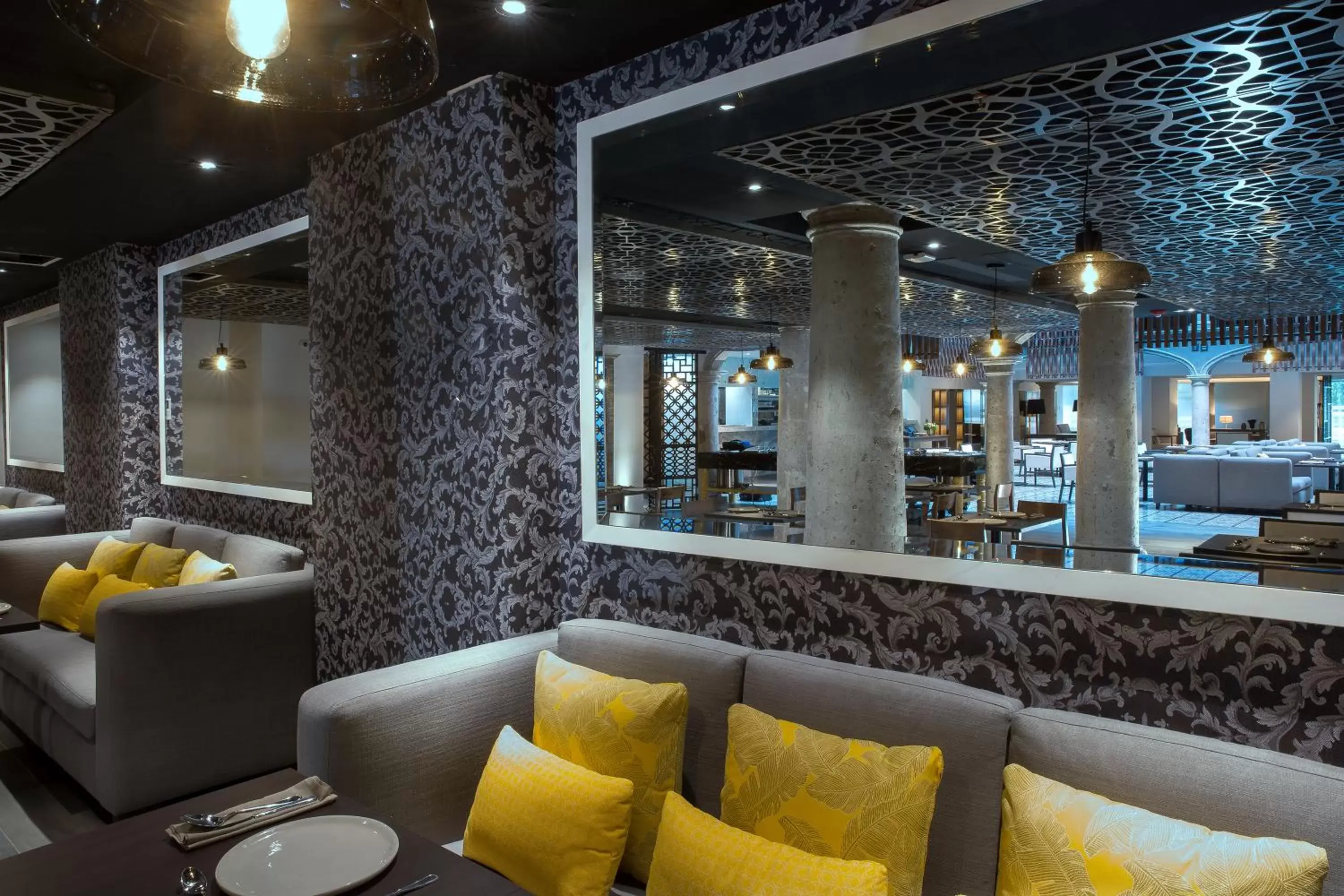 Restaurant/places to eat, Lounge/Bar in Hotel Indigo Guadalajara Expo, an IHG Hotel